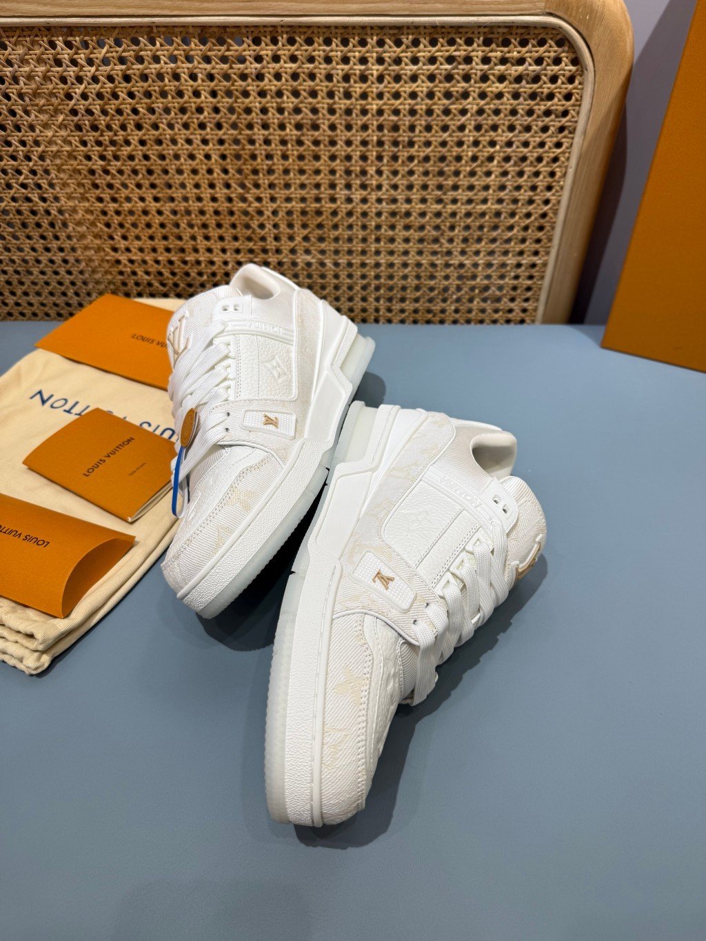 Sneakers Trainer Denim 'Blanc Nacré Monogram' — vue 15
