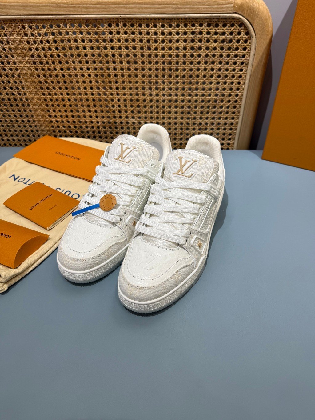 Sneakers Trainer Denim 'Blanc Nacré Monogram' — vue 16