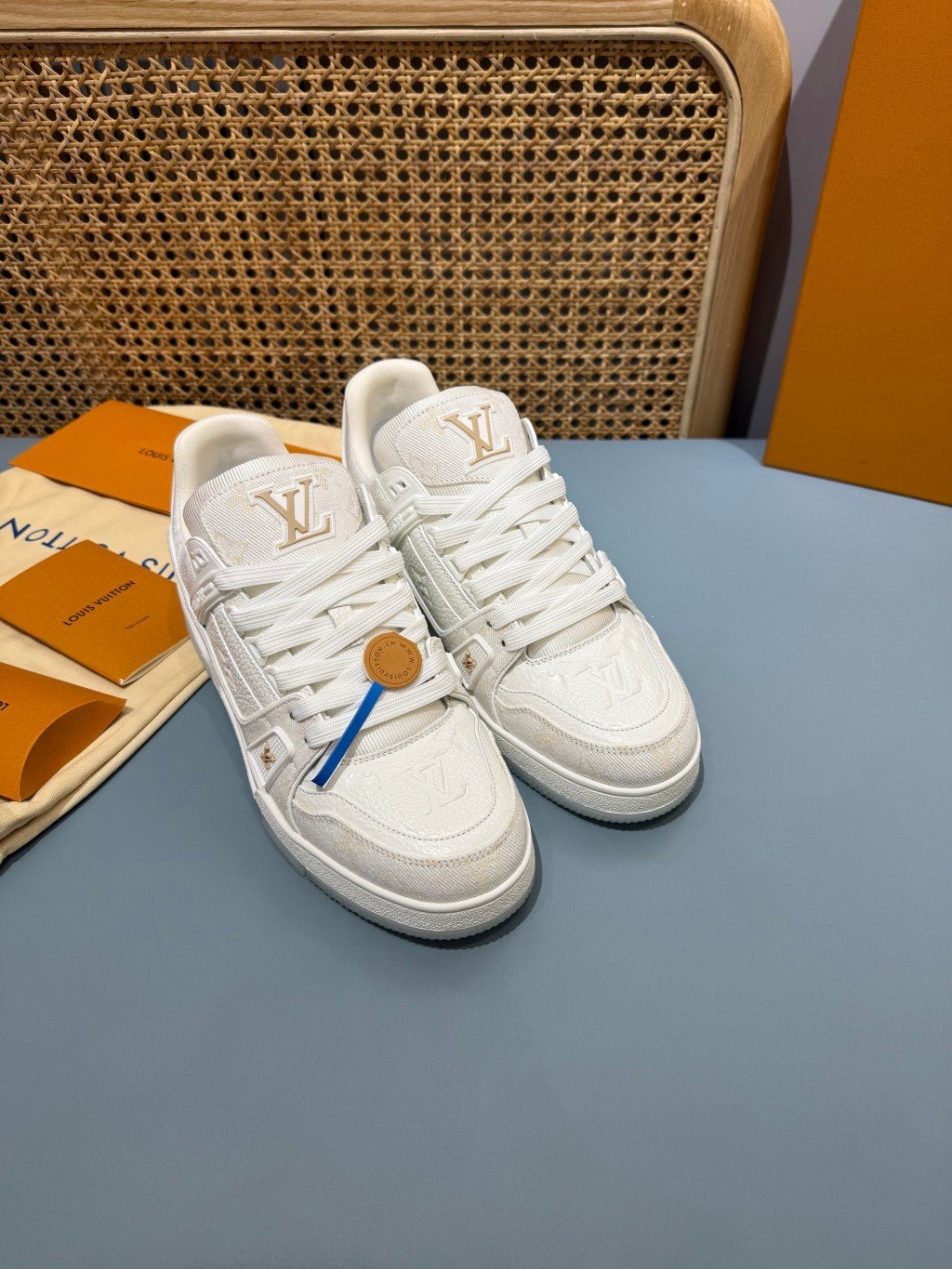 Sneakers Trainer Denim 'Blanc Nacré Monogram' — vue 17