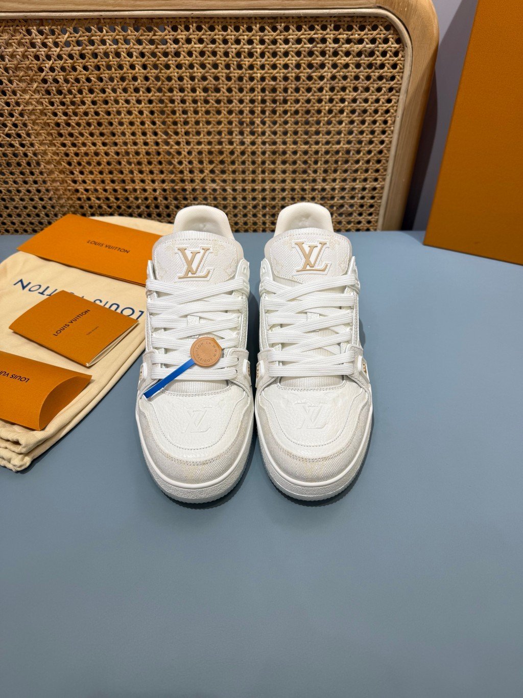 Sneakers Trainer Denim 'Blanc Nacré Monogram' — vue 18