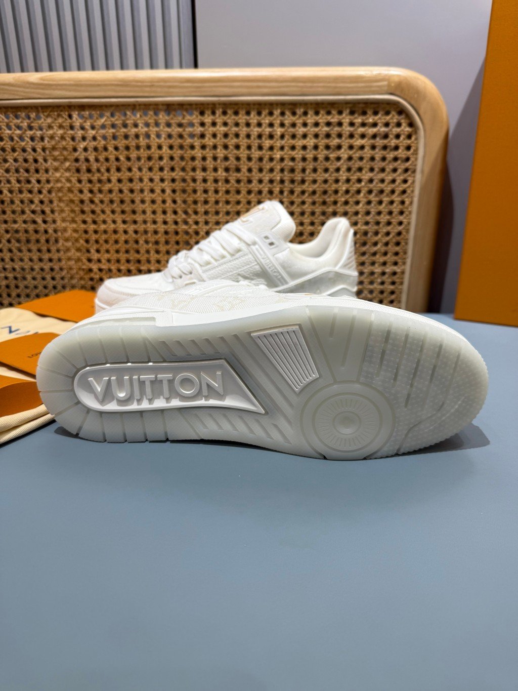 Sneakers Trainer Denim 'Blanc Nacré Monogram' — vue 19