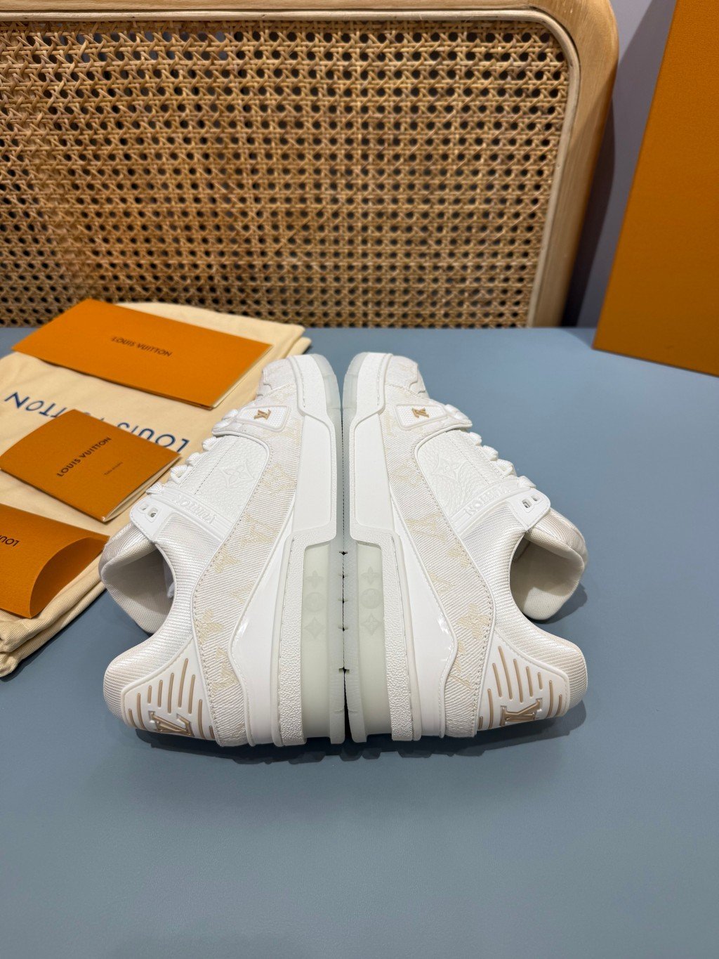 Sneakers Trainer Denim 'Blanc Nacré Monogram' — vue 20
