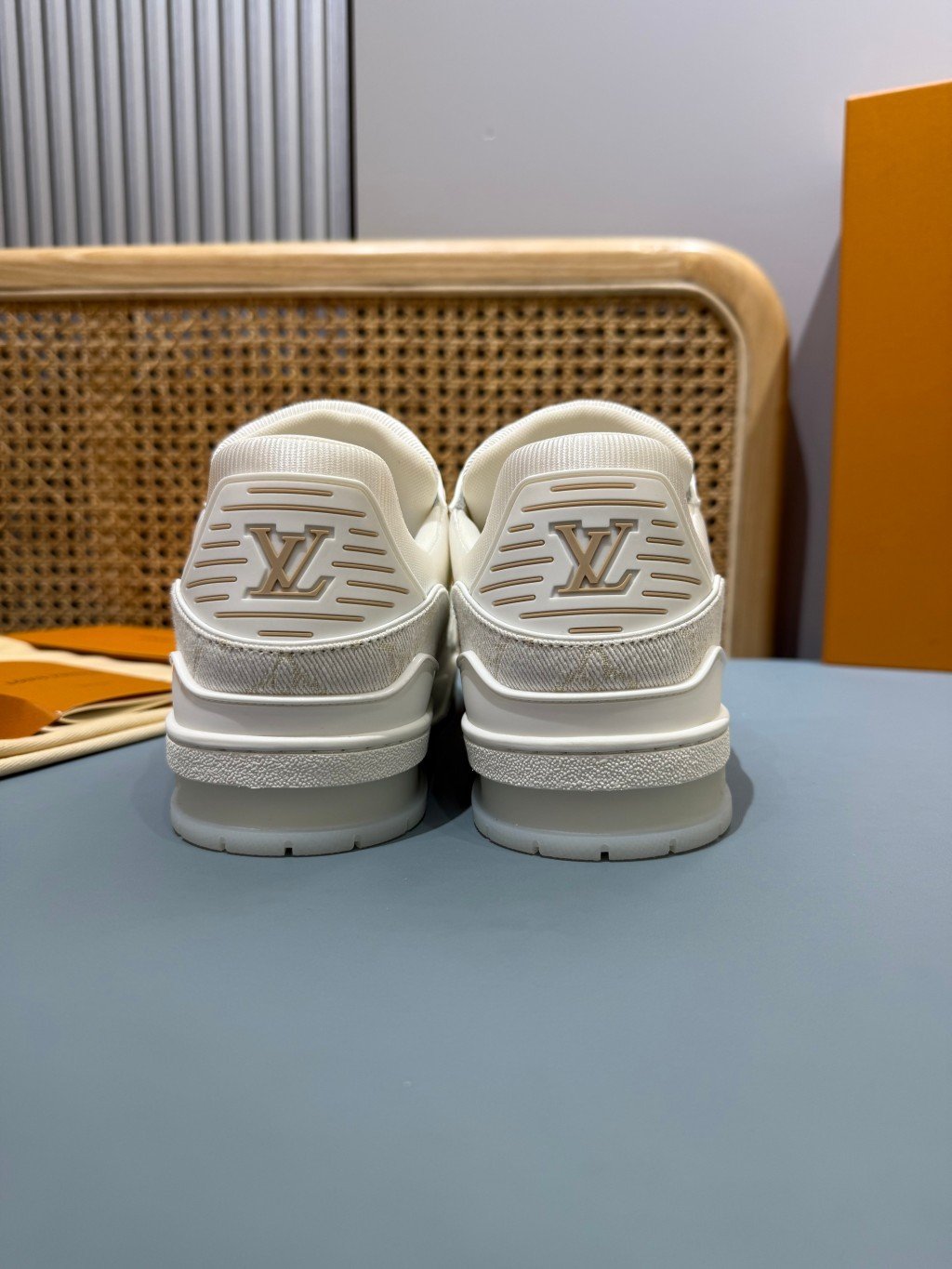 Sneakers Trainer Denim 'Blanc Nacré Monogram' — vue 21