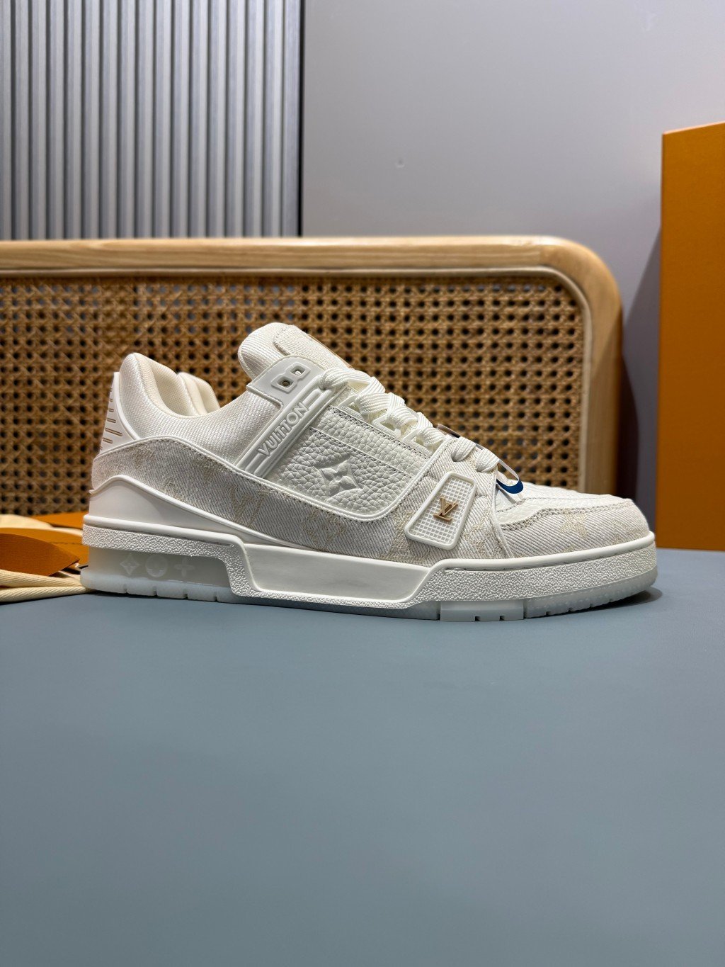 Sneakers Trainer Denim 'Blanc Nacré Monogram' — vue 22