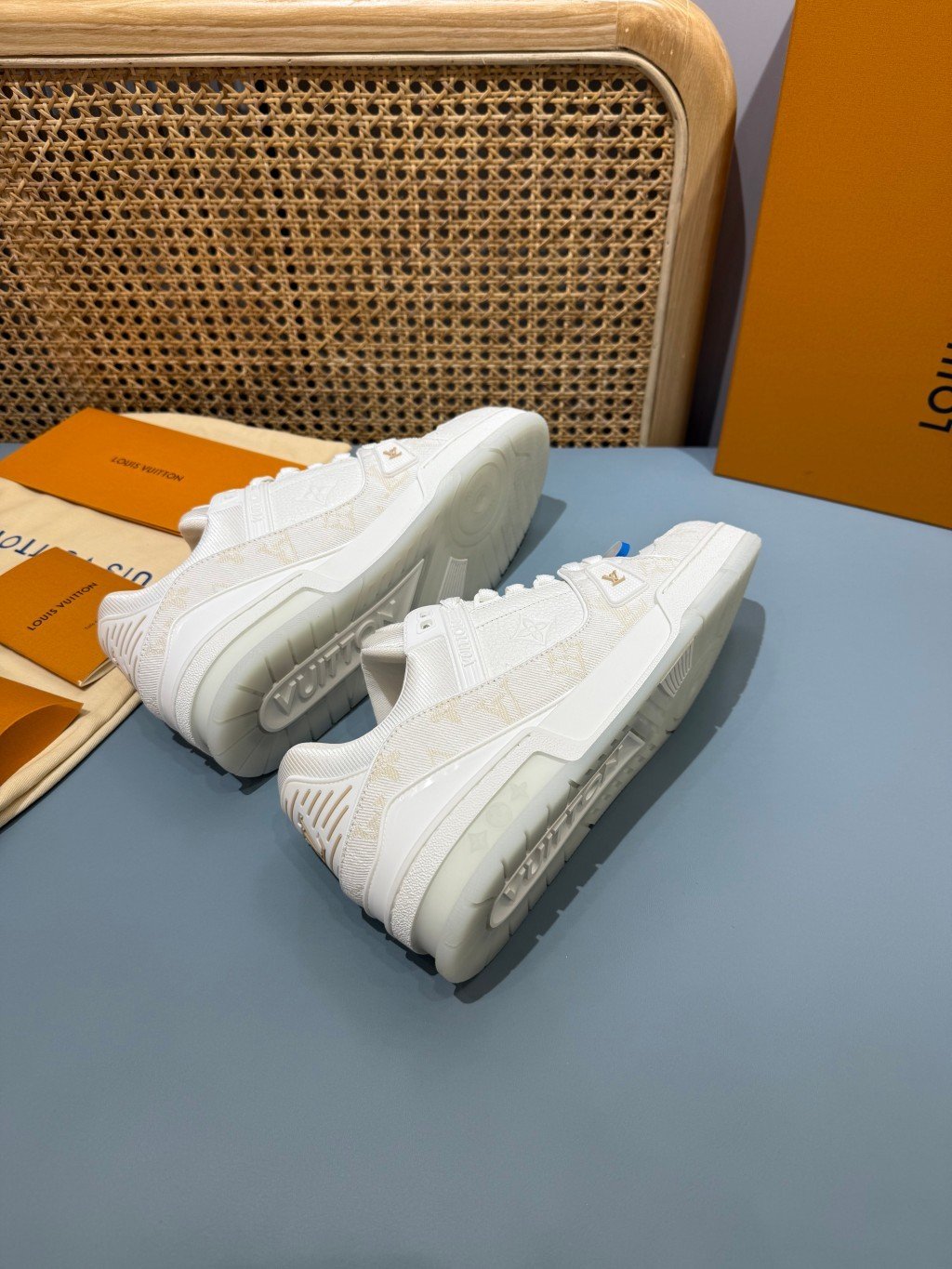 Sneakers Trainer Denim 'Blanc Nacré Monogram' — vue 23
