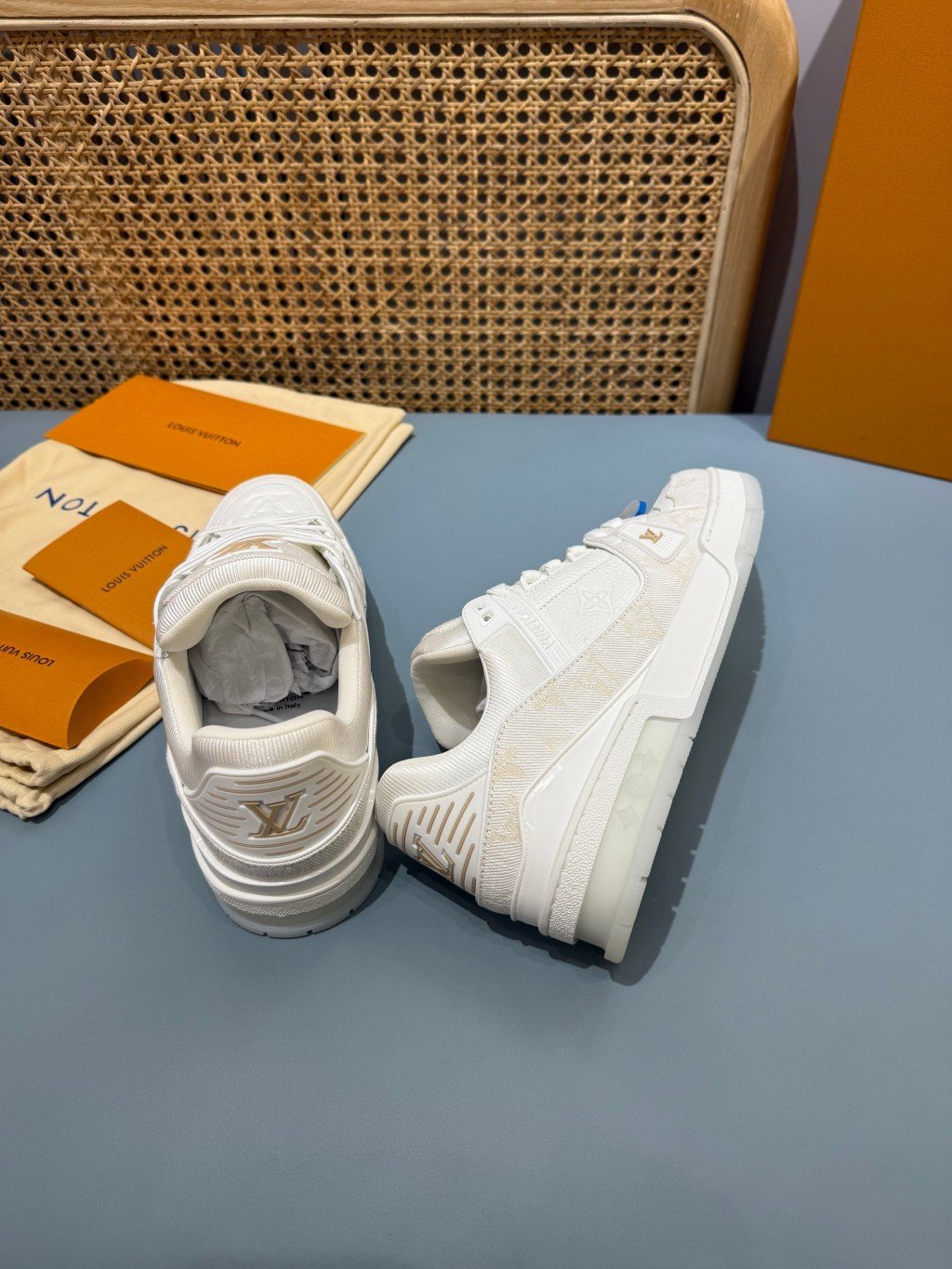 Sneakers Trainer Denim 'Blanc Nacré Monogram' — vue 24
