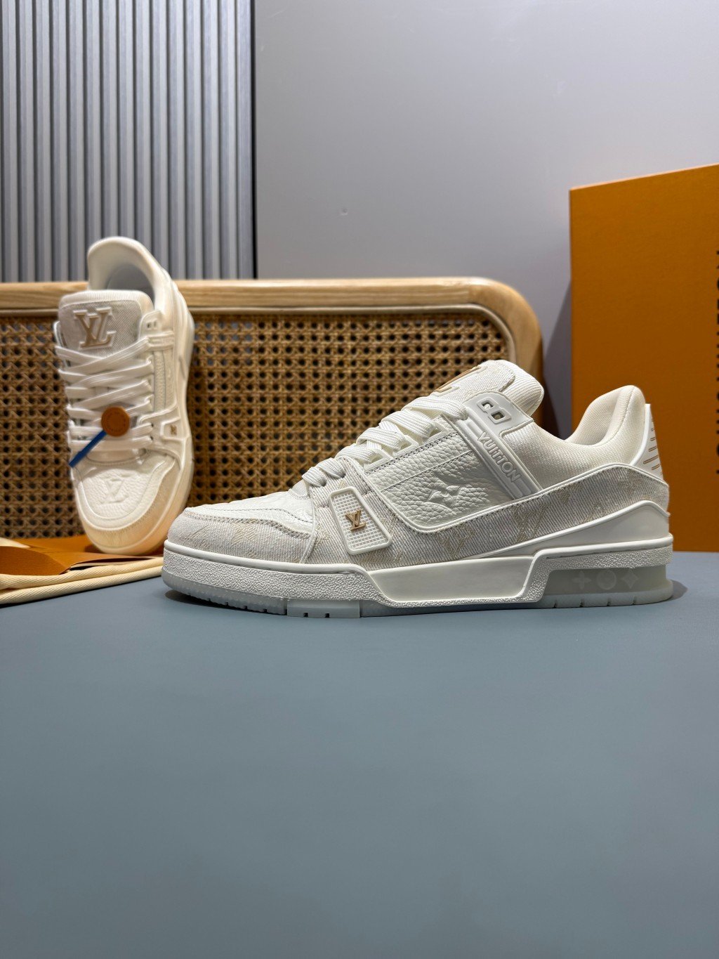 Sneakers Trainer Denim 'Blanc Nacré Monogram' — vue 25