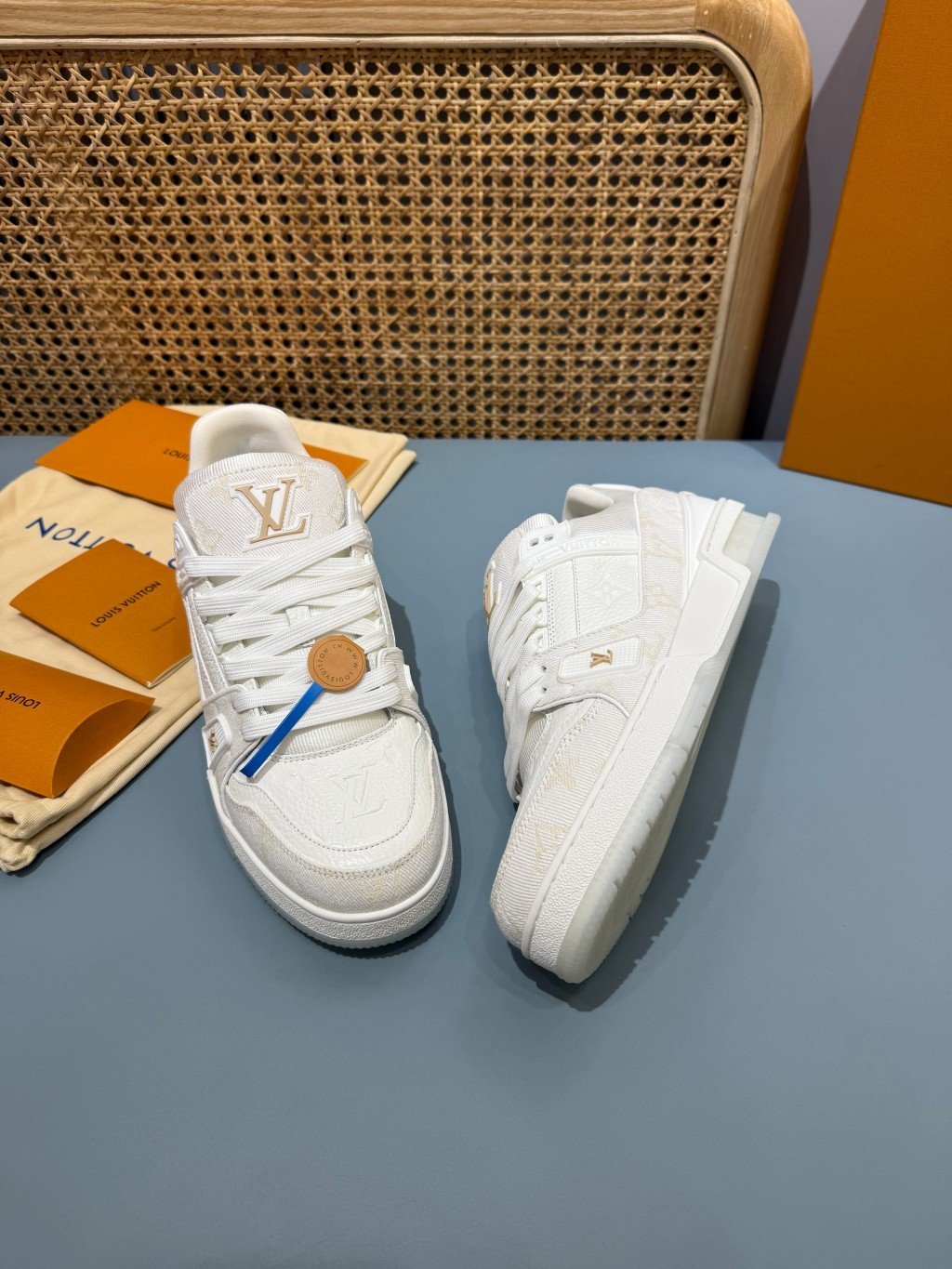 Sneakers Trainer Denim 'Blanc Nacré Monogram' — vue 26