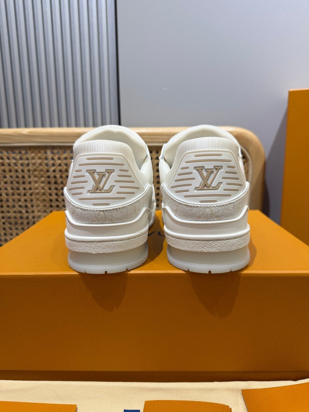 Sneakers Trainer Denim 'Blanc Nacré Monogram' — vue 27