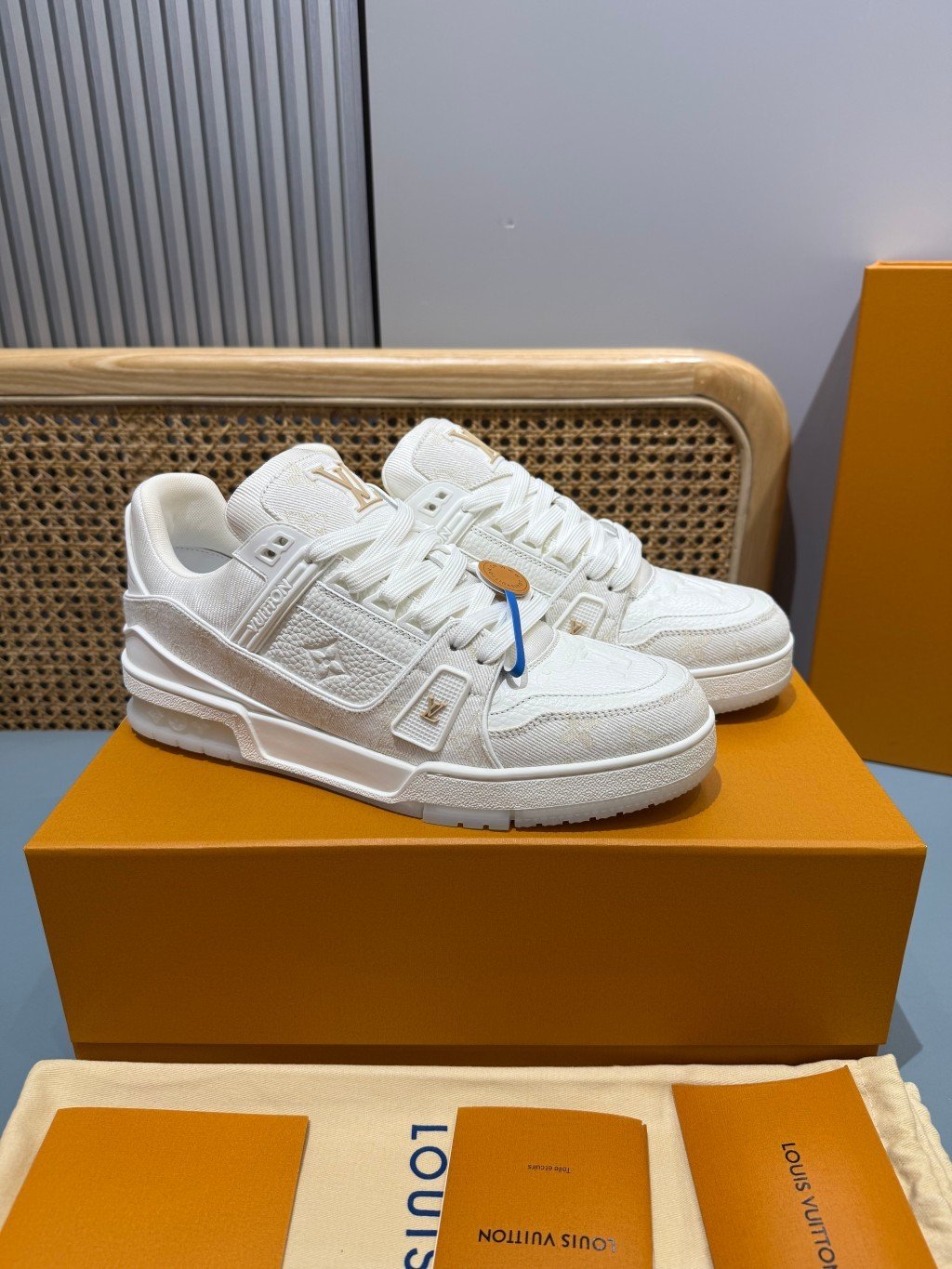 Sneakers Trainer Denim 'Blanc Nacré Monogram' — vue 28