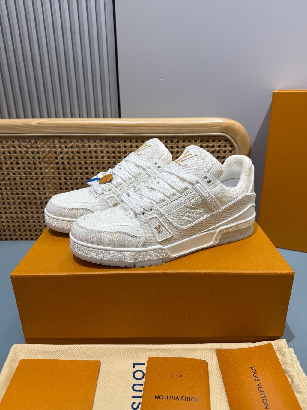 Sneakers Trainer Denim 'Blanc Nacré Monogram' — vue 29