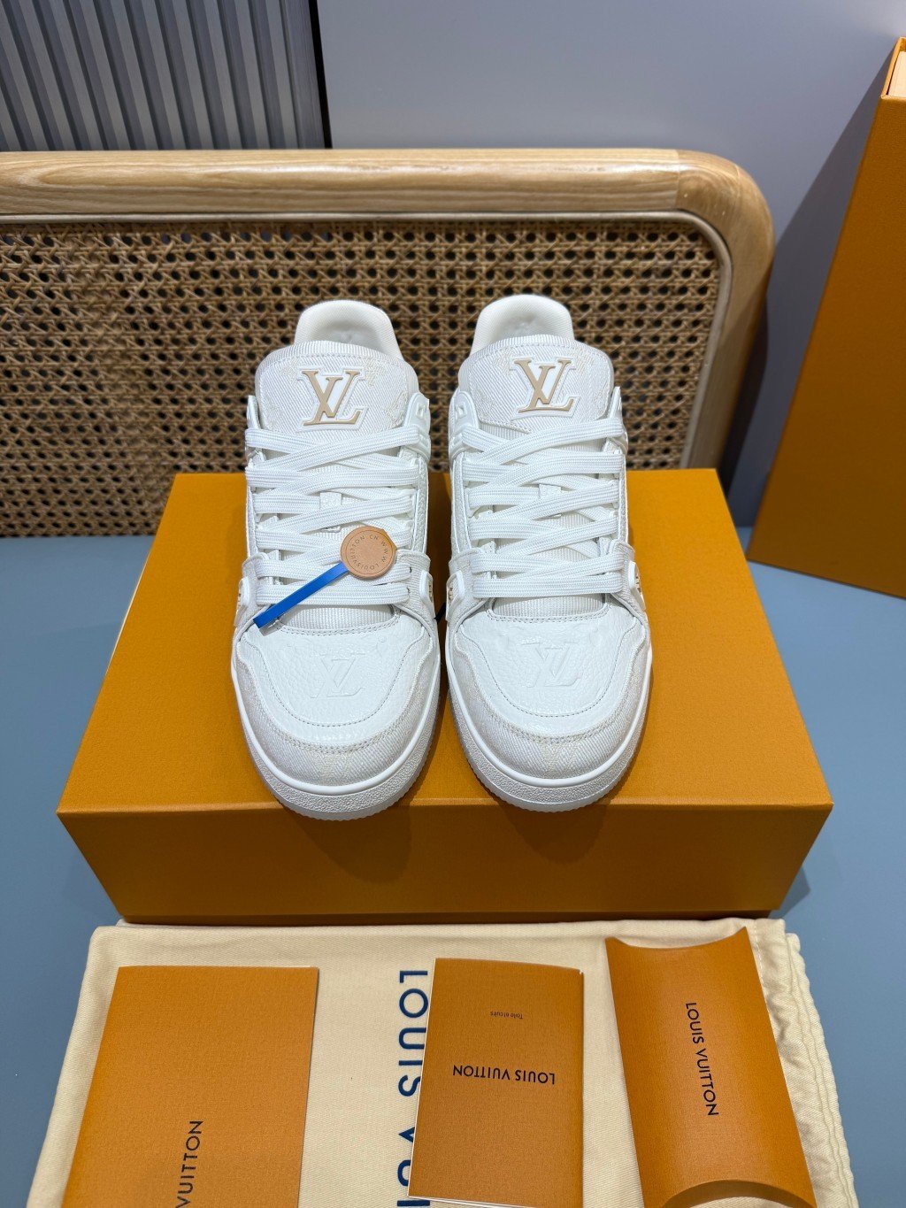 Sneakers Trainer Denim 'Blanc Nacré Monogram' — vue 30