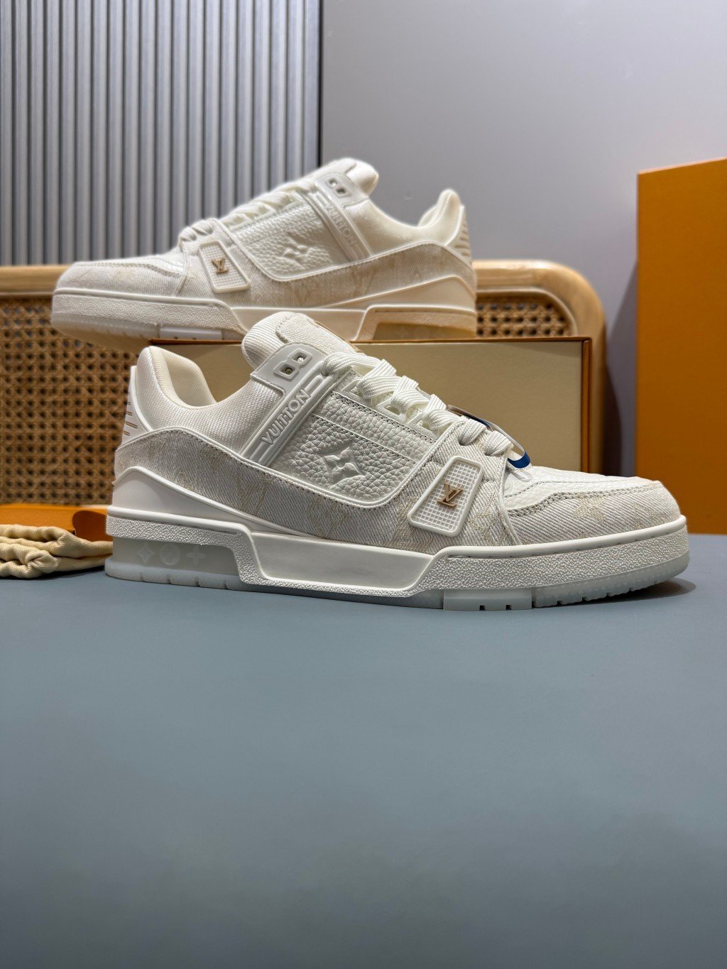 Sneakers Trainer Denim 'Blanc Nacré Monogram' — vue 31