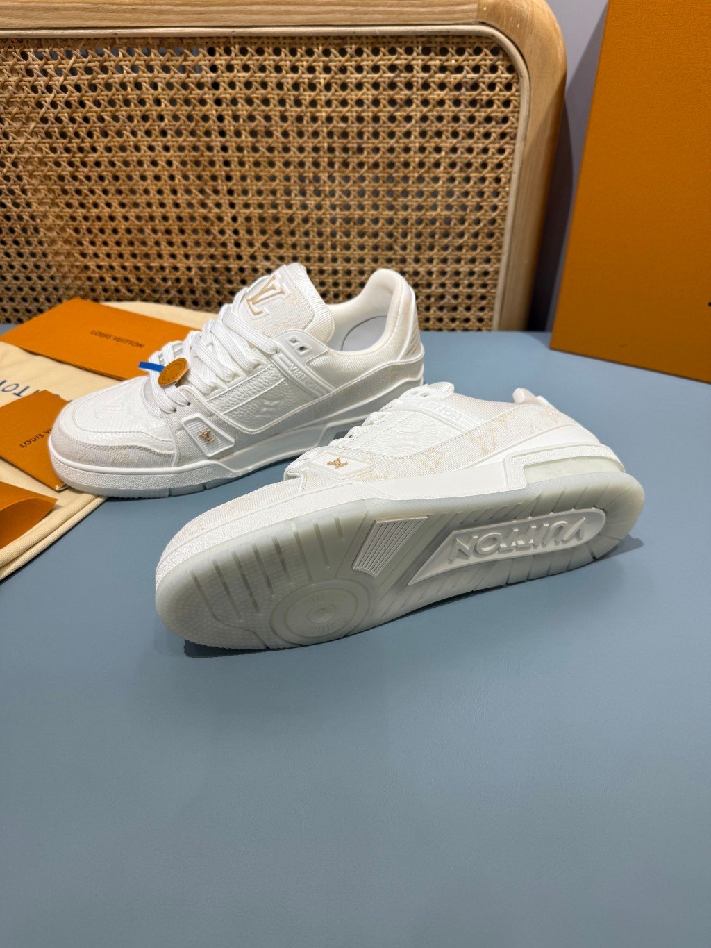 Sneakers Trainer Denim 'Blanc Nacré Monogram' — vue 33