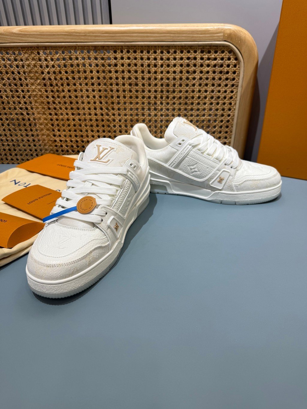 Sneakers Trainer Denim 'Blanc Nacré Monogram' — vue 34