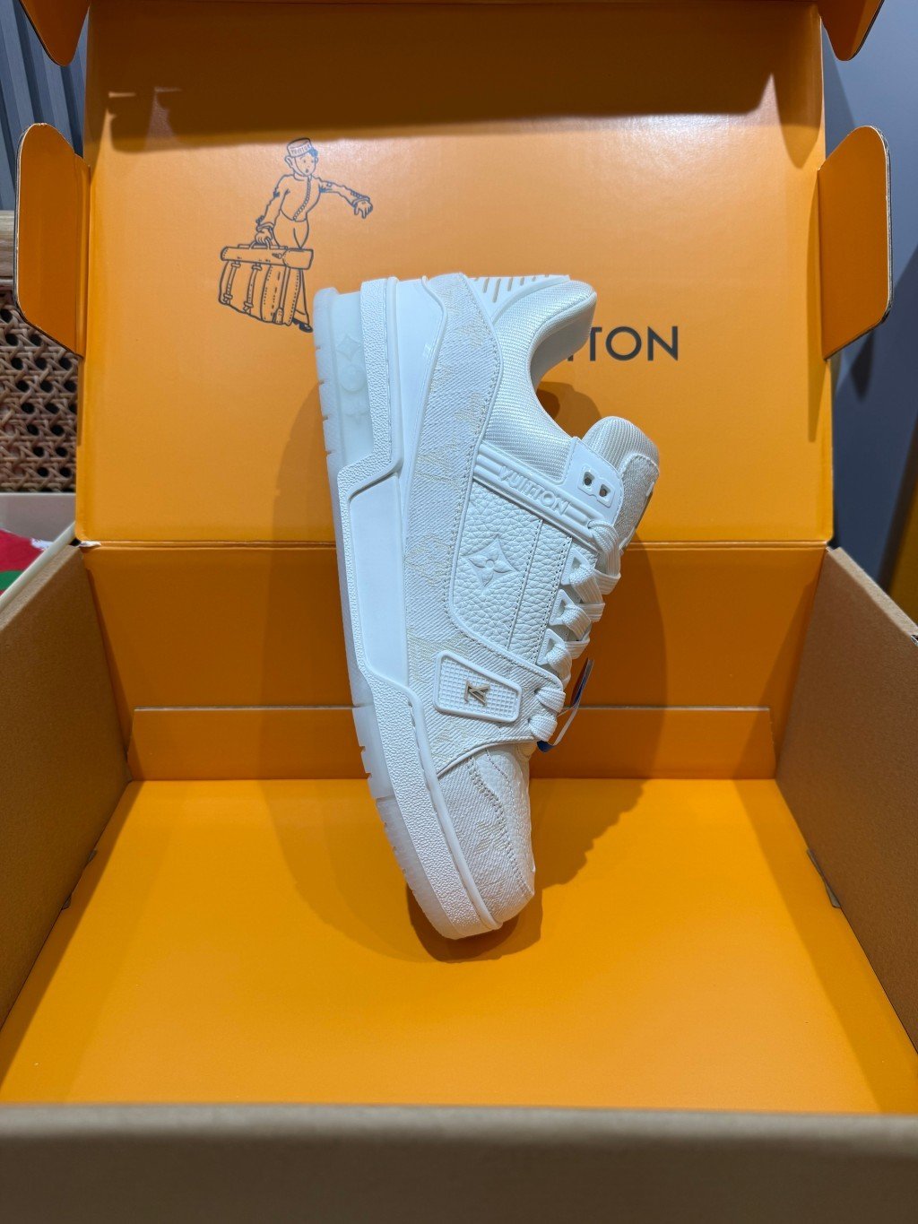 Sneakers Trainer Denim 'Blanc Nacré Monogram' — vue 35