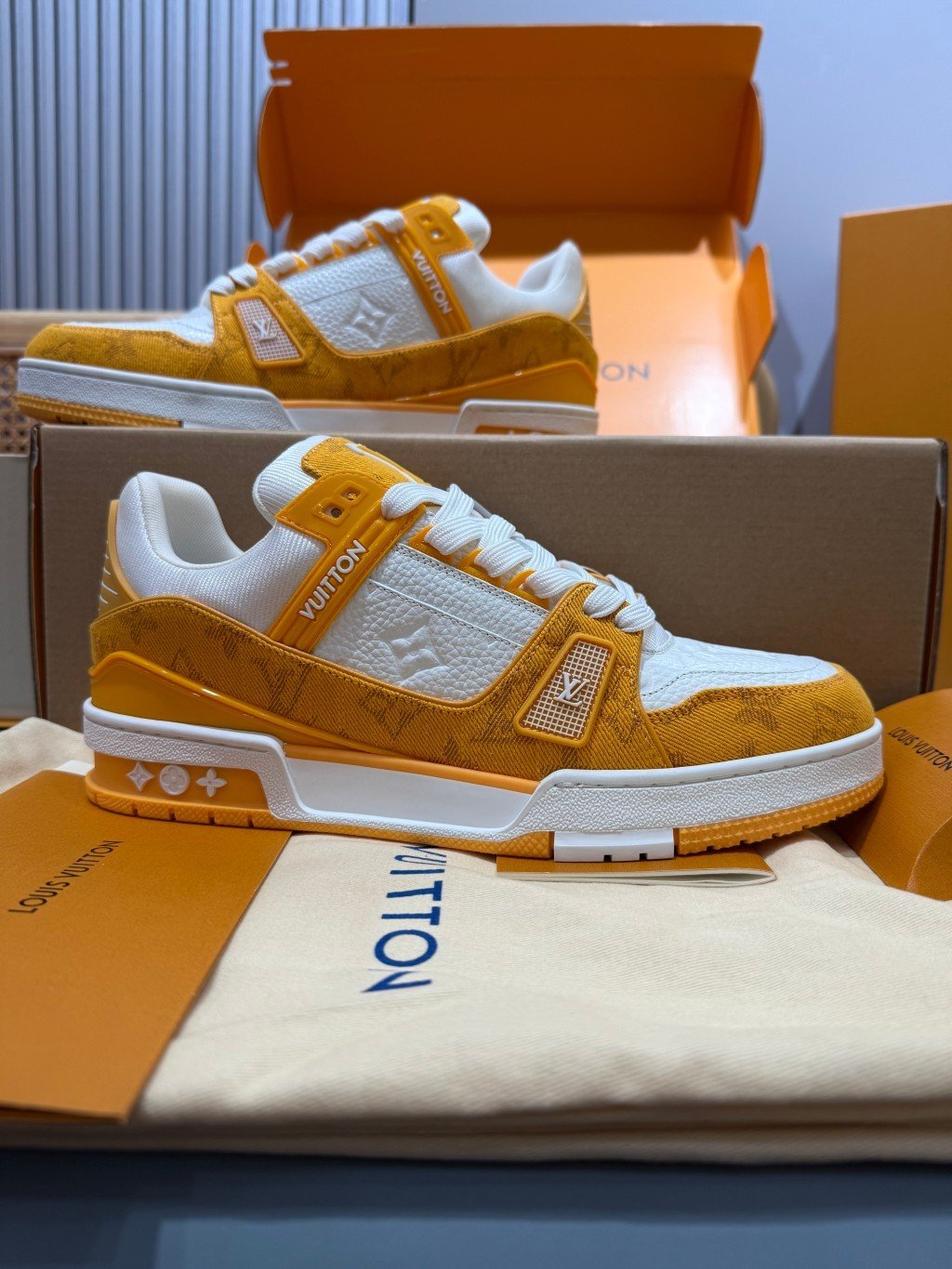 Sneakers Trainer Denim 'Blanc Jaune Monogram' — vue 2