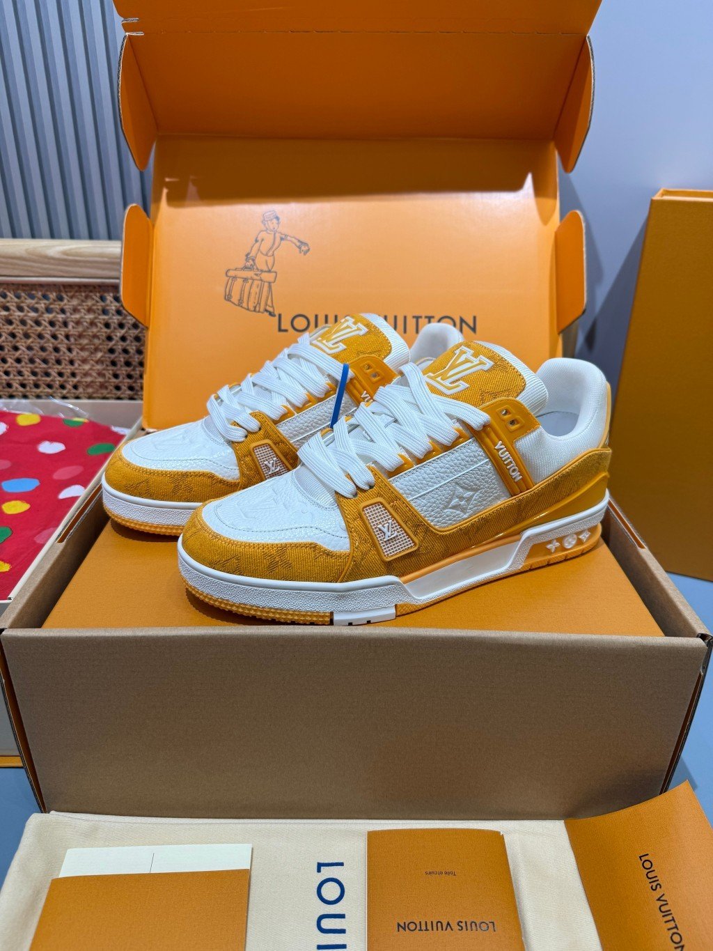 Sneakers Trainer Denim 'Blanc Jaune Monogram' — vue 4