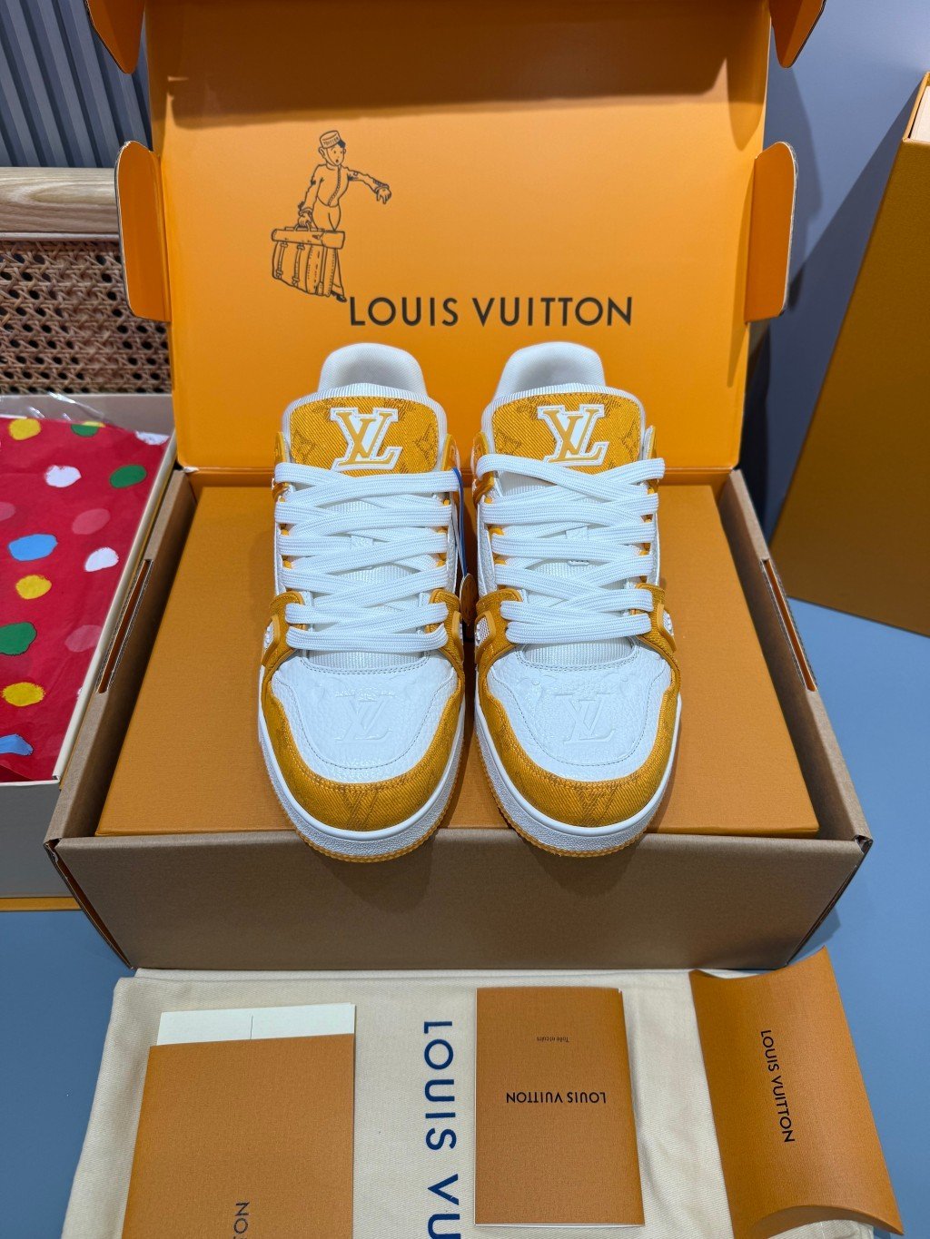 Sneakers Trainer Denim 'Blanc Jaune Monogram' — vue 5