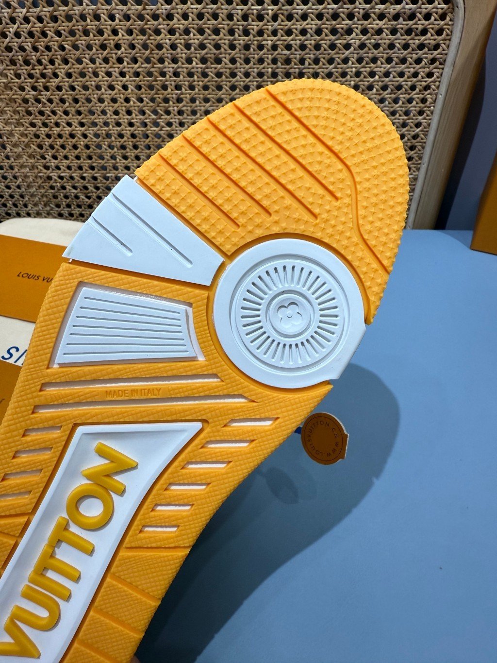 Sneakers Trainer Denim 'Blanc Jaune Monogram' — vue 6