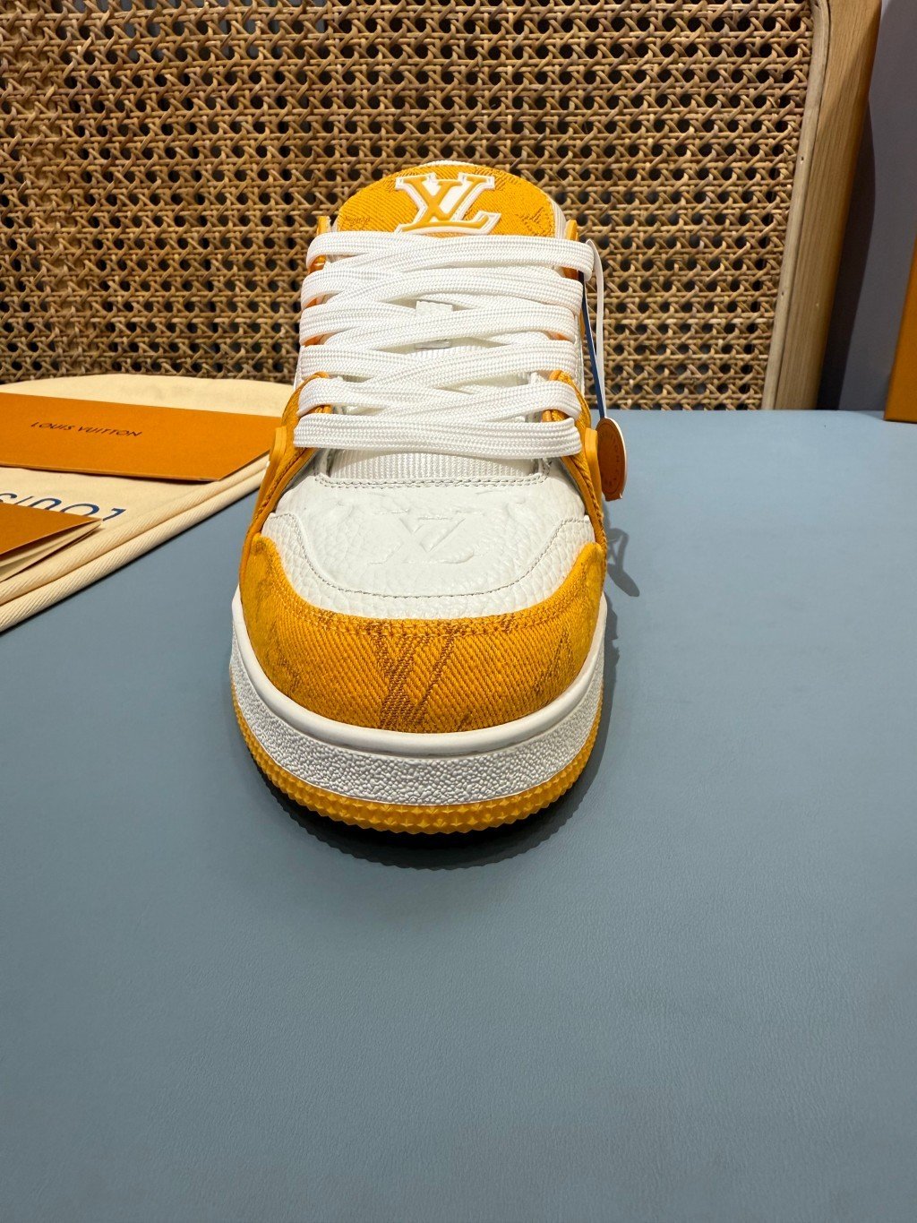 Sneakers Trainer Denim 'Blanc Jaune Monogram' — vue 8