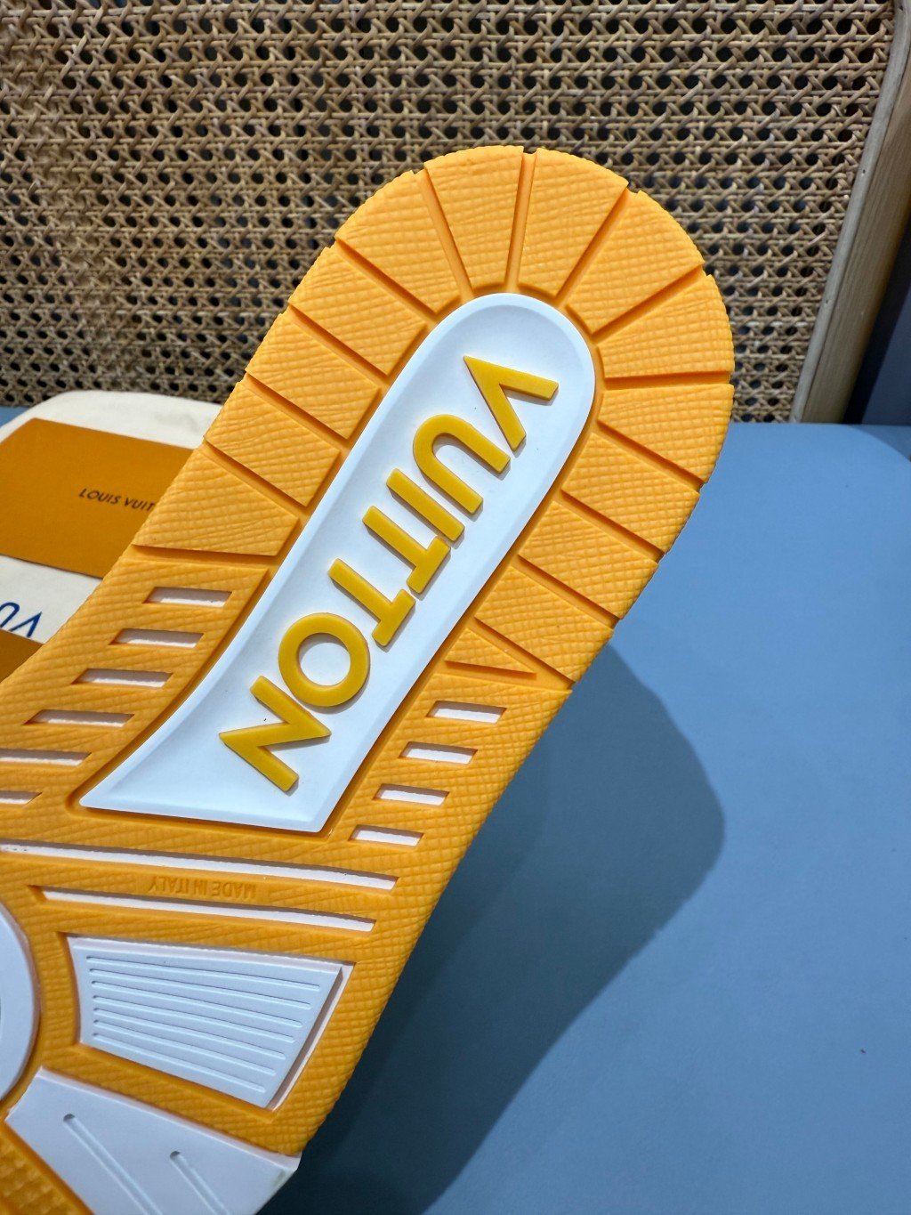 Sneakers Trainer Denim 'Blanc Jaune Monogram' — vue 10