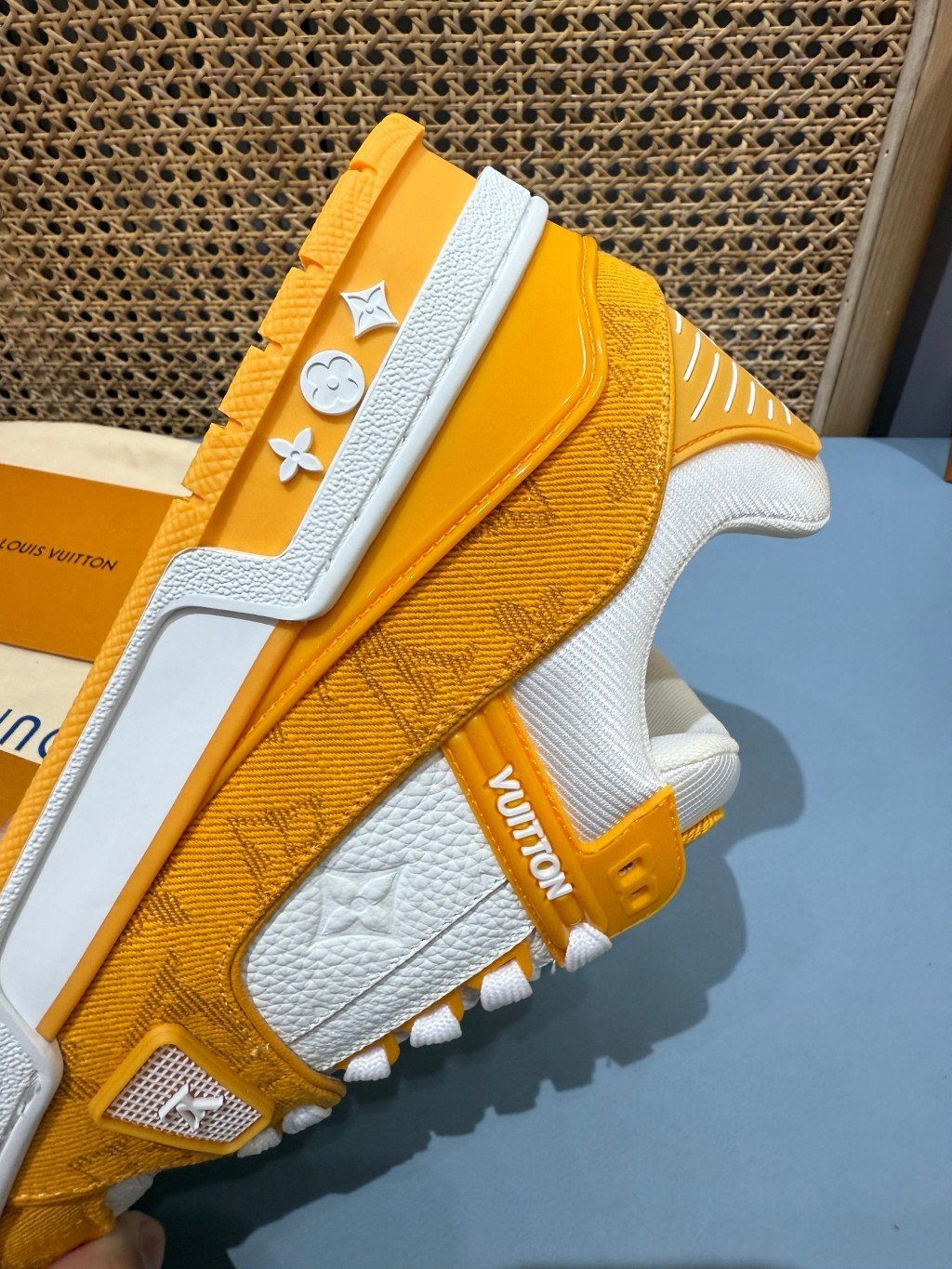 Sneakers Trainer Denim 'Blanc Jaune Monogram' — vue 11