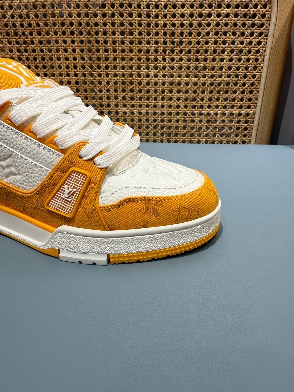 Sneakers Trainer Denim 'Blanc Jaune Monogram' — vue 12