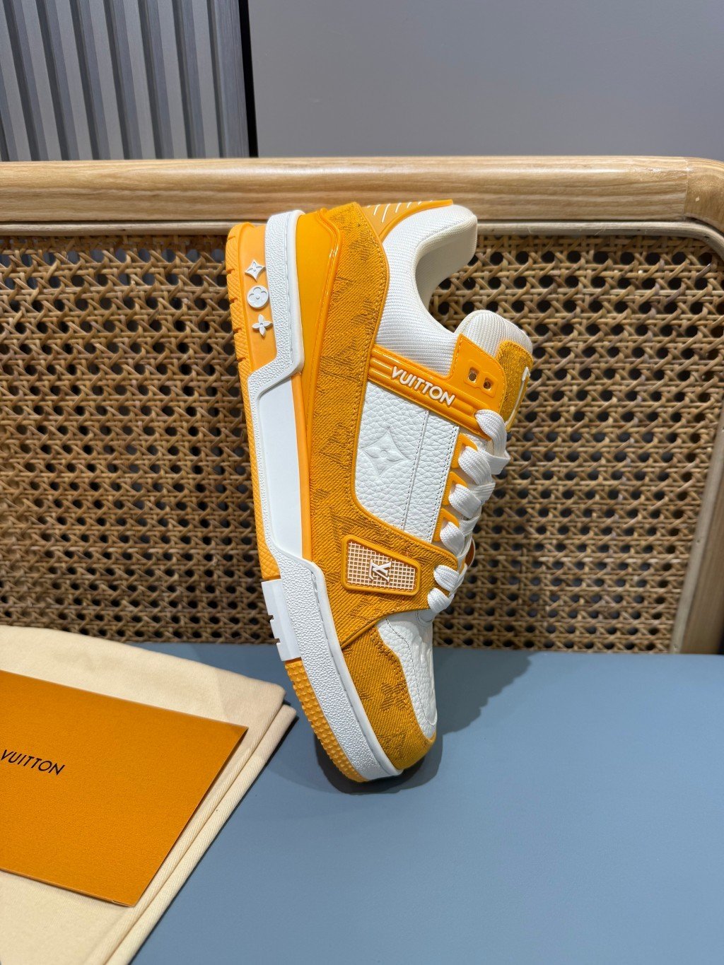 Sneakers Trainer Denim 'Blanc Jaune Monogram' — vue 13