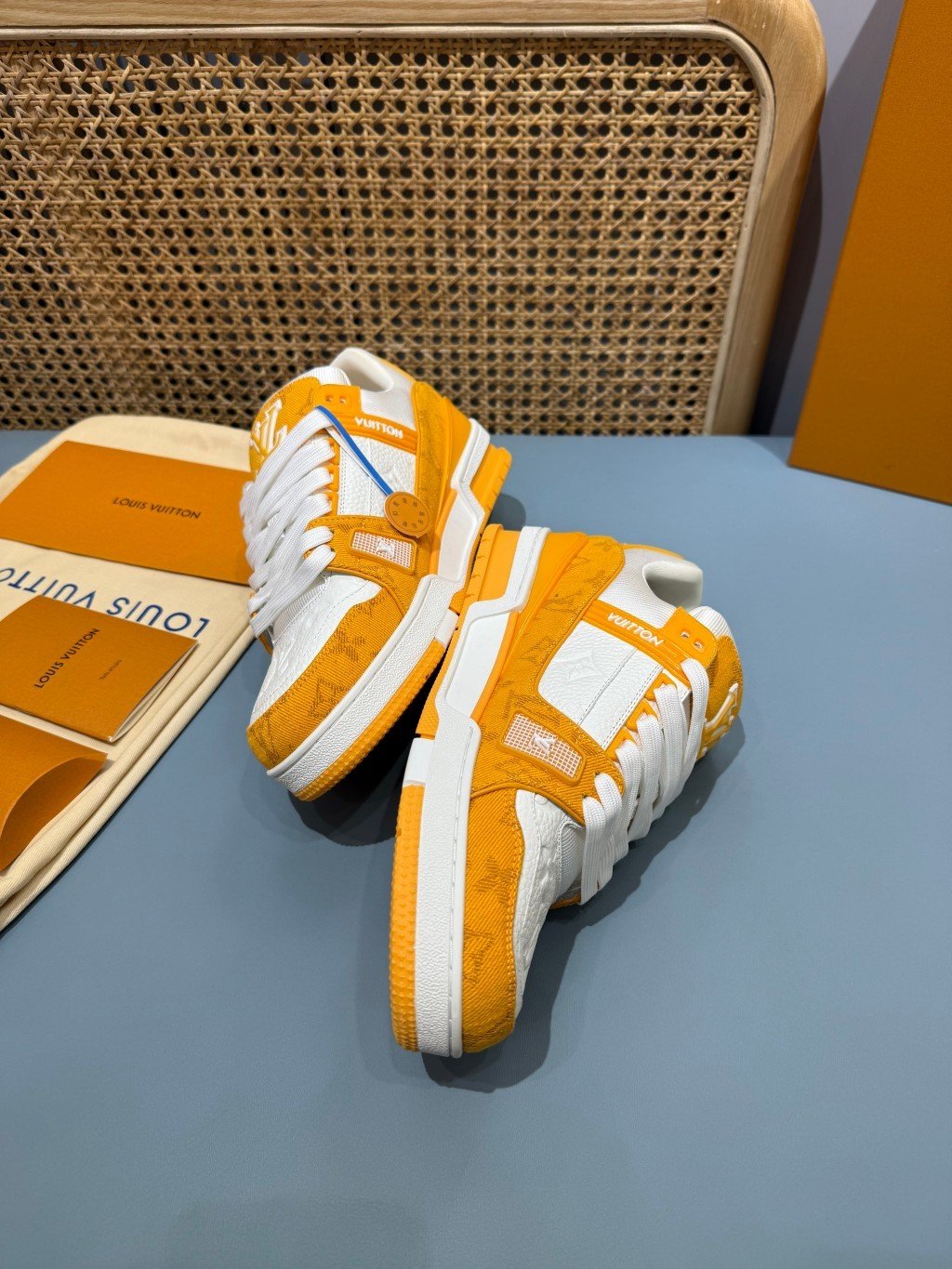 Sneakers Trainer Denim 'Blanc Jaune Monogram' — vue 14