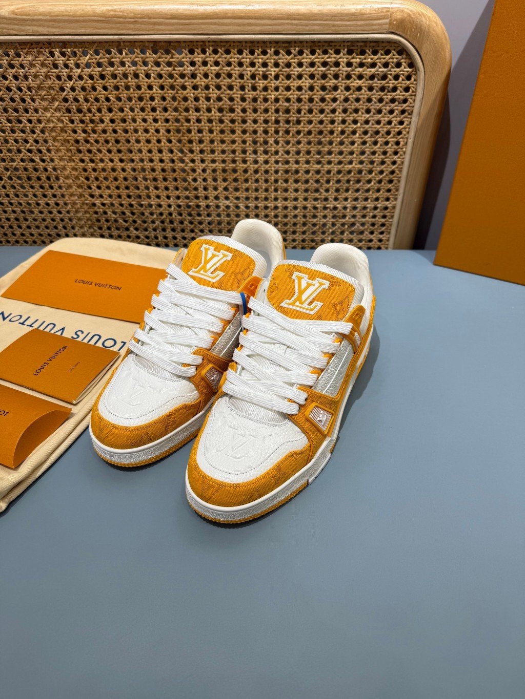 Sneakers Trainer Denim 'Blanc Jaune Monogram' — vue 15