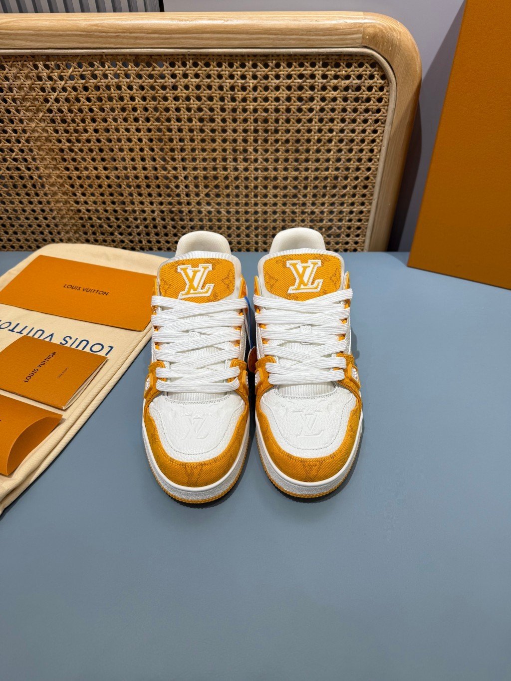 Sneakers Trainer Denim 'Blanc Jaune Monogram' — vue 17