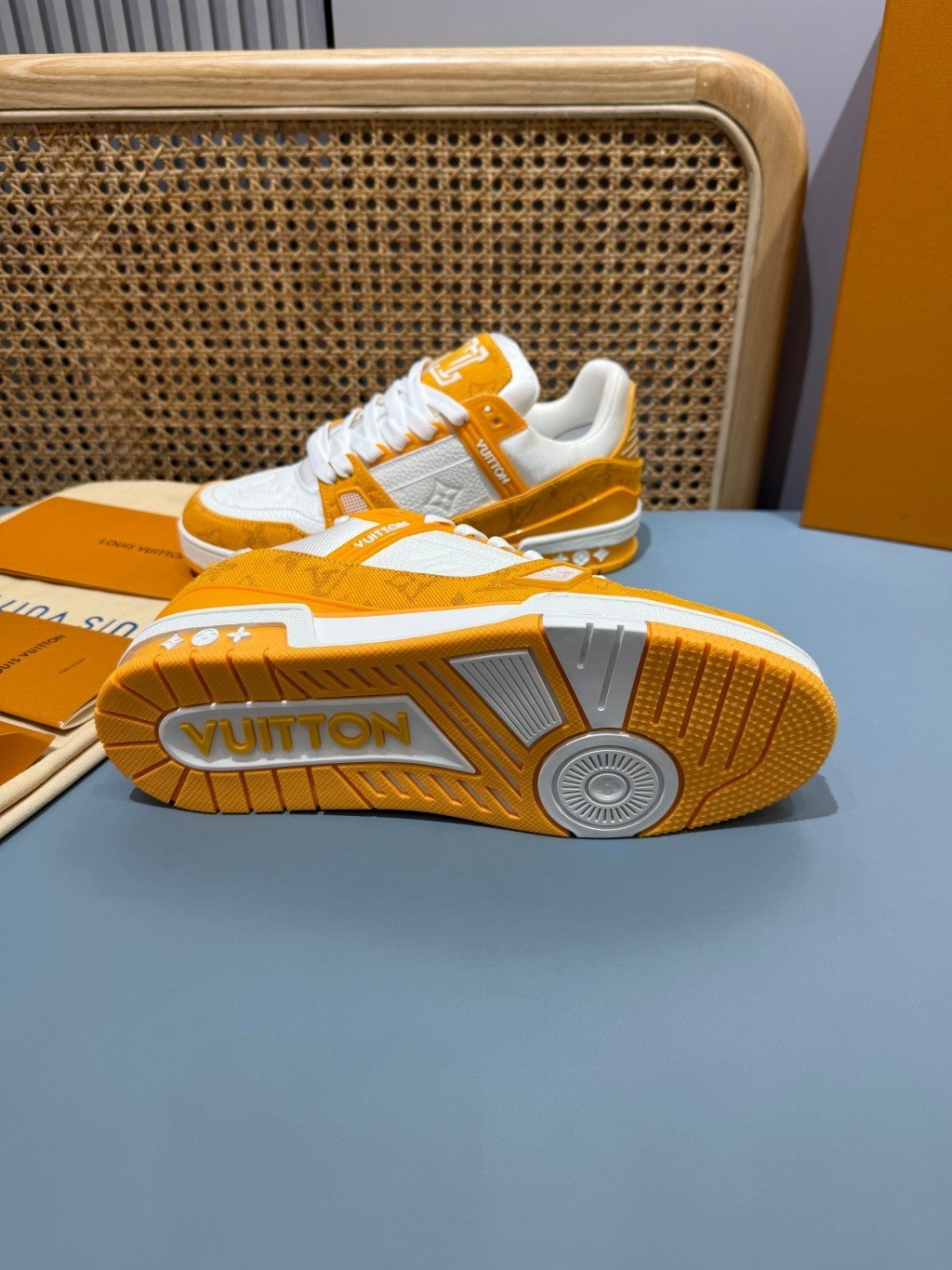 Sneakers Trainer Denim 'Blanc Jaune Monogram' — vue 18