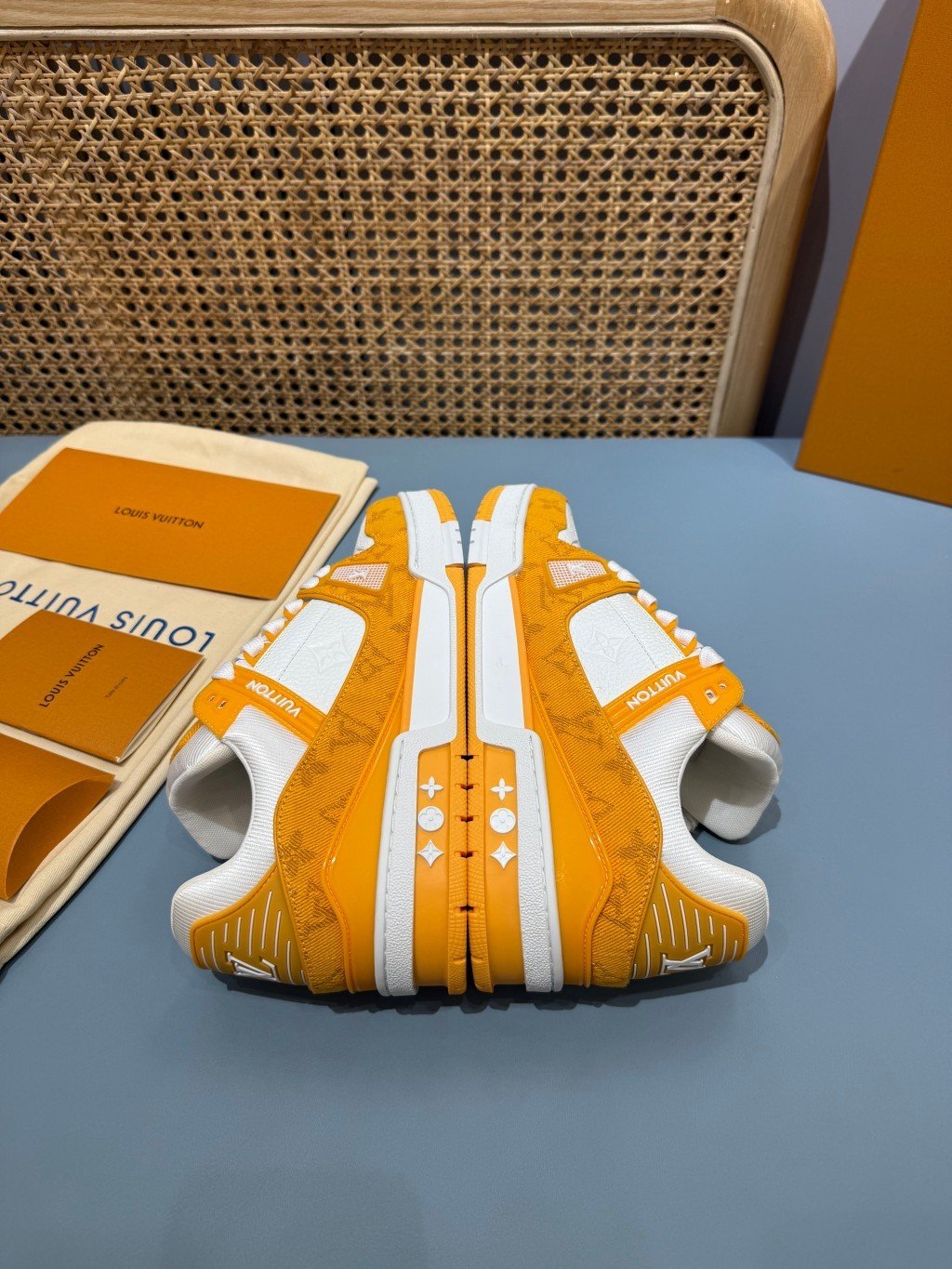 Sneakers Trainer Denim 'Blanc Jaune Monogram' — vue 19