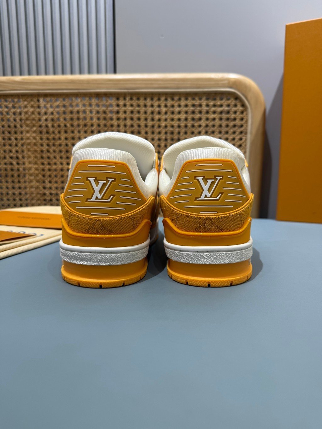 Sneakers Trainer Denim 'Blanc Jaune Monogram' — vue 20
