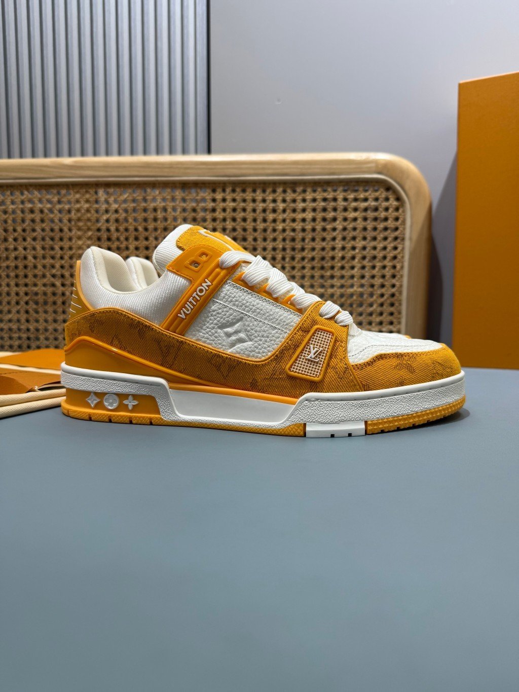 Sneakers Trainer Denim 'Blanc Jaune Monogram' — vue 21