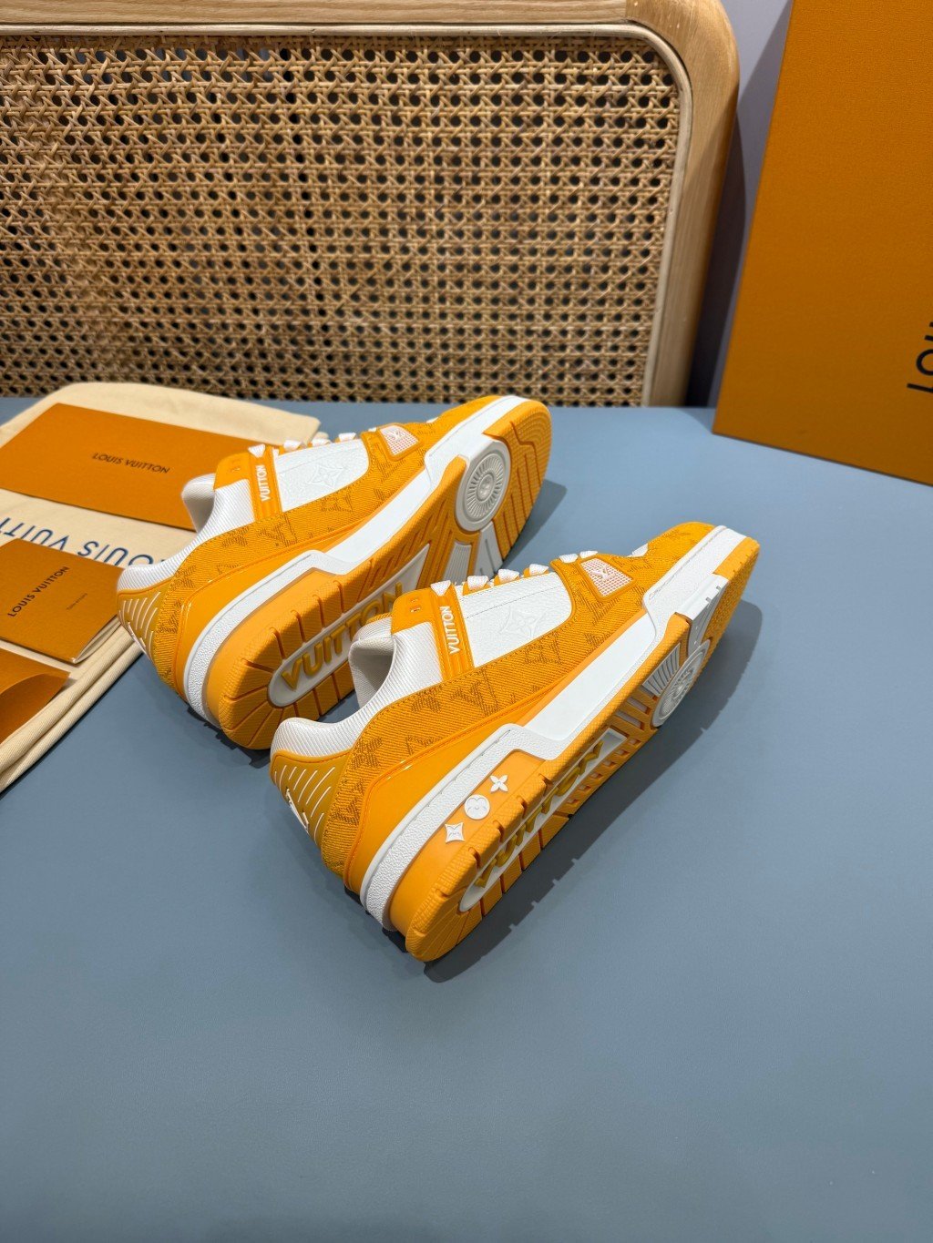 Sneakers Trainer Denim 'Blanc Jaune Monogram' — vue 22