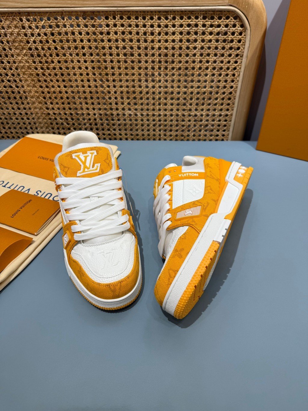 Sneakers Trainer Denim 'Blanc Jaune Monogram' — vue 25
