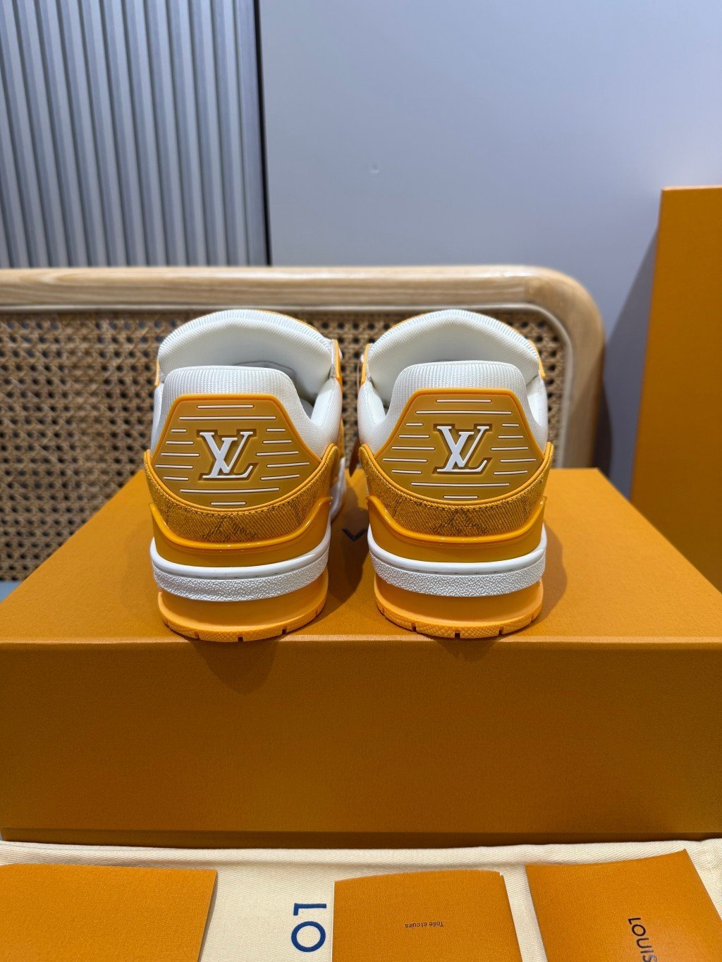Sneakers Trainer Denim 'Blanc Jaune Monogram' — vue 26