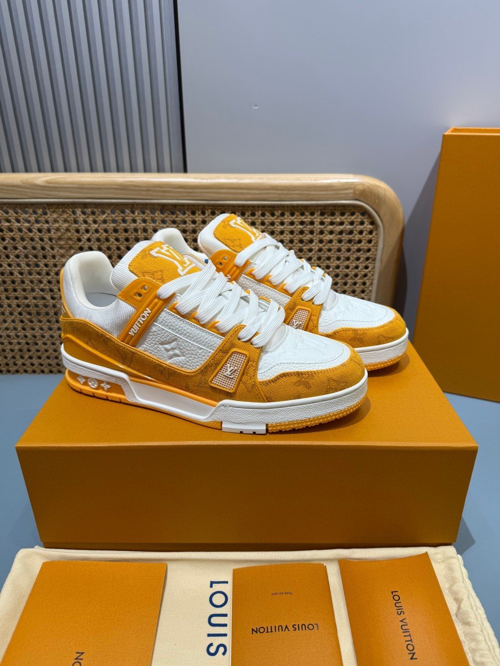 Sneakers Trainer Denim 'Blanc Jaune Monogram' — vue 27