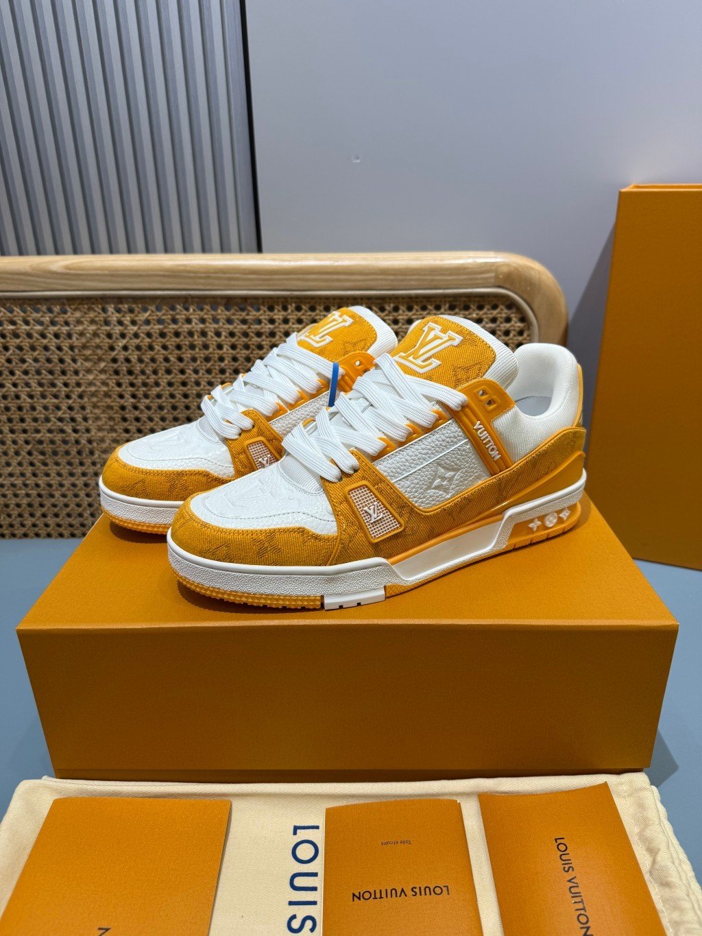 Sneakers Trainer Denim 'Blanc Jaune Monogram' — vue 28