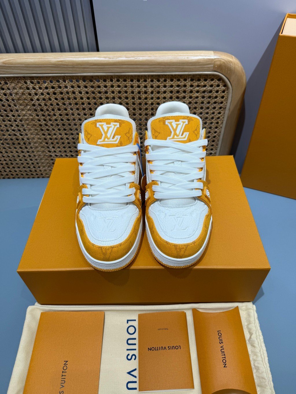Sneakers Trainer Denim 'Blanc Jaune Monogram' — vue 29