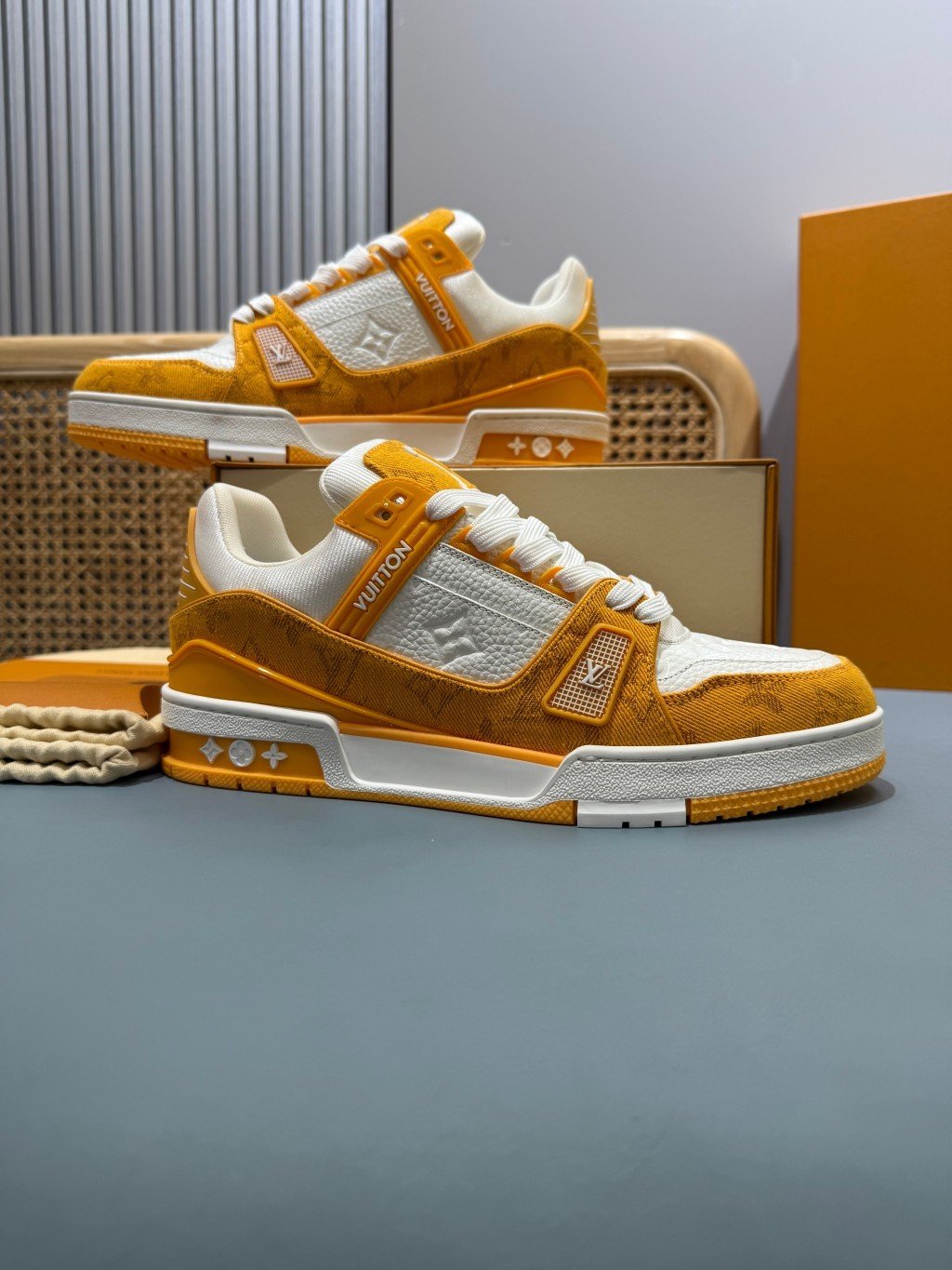 Sneakers Trainer Denim 'Blanc Jaune Monogram' — vue 30