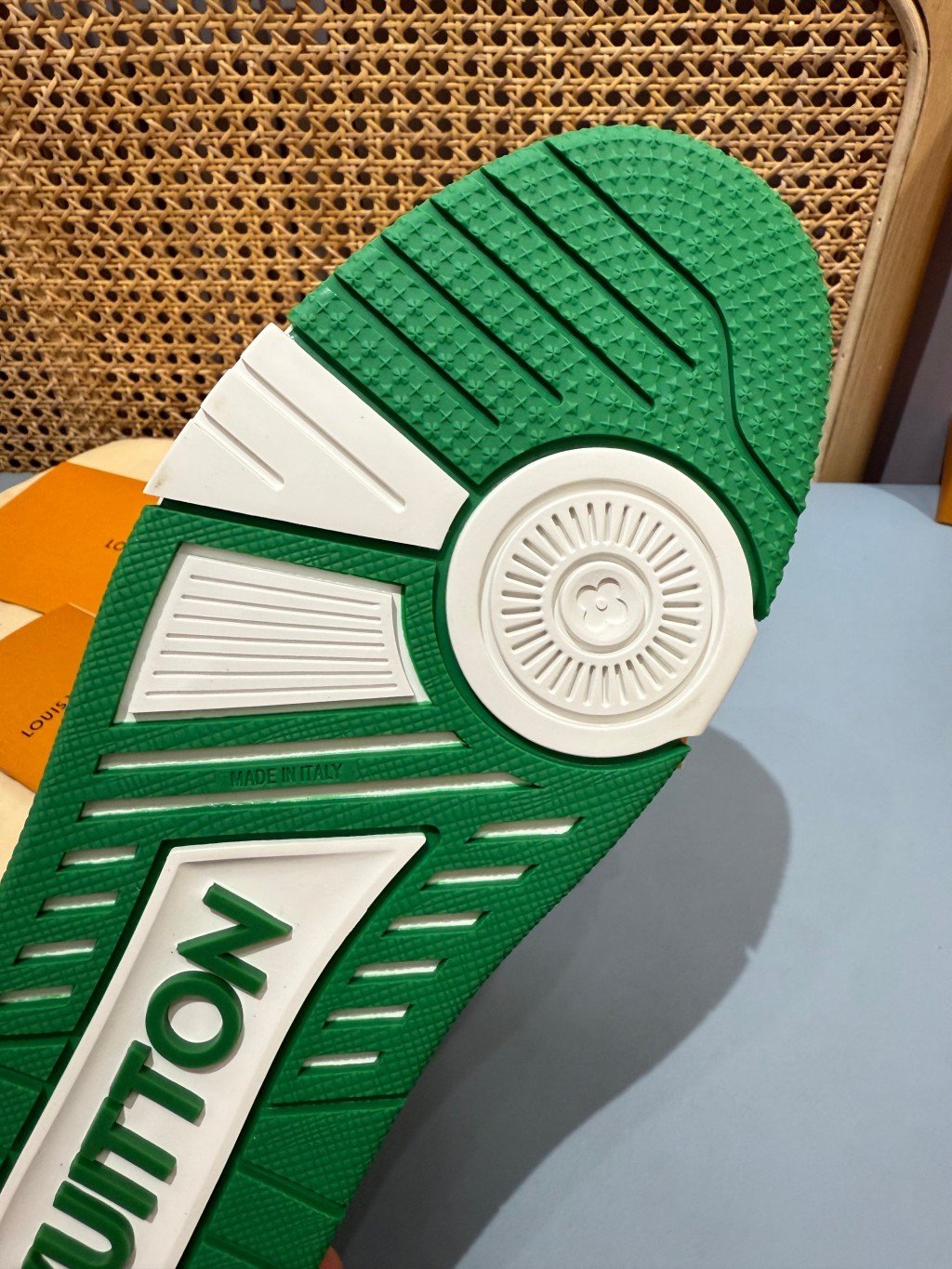 Sneakers Trainer Denim 'Blanc Vert Monogram' — vue 7
