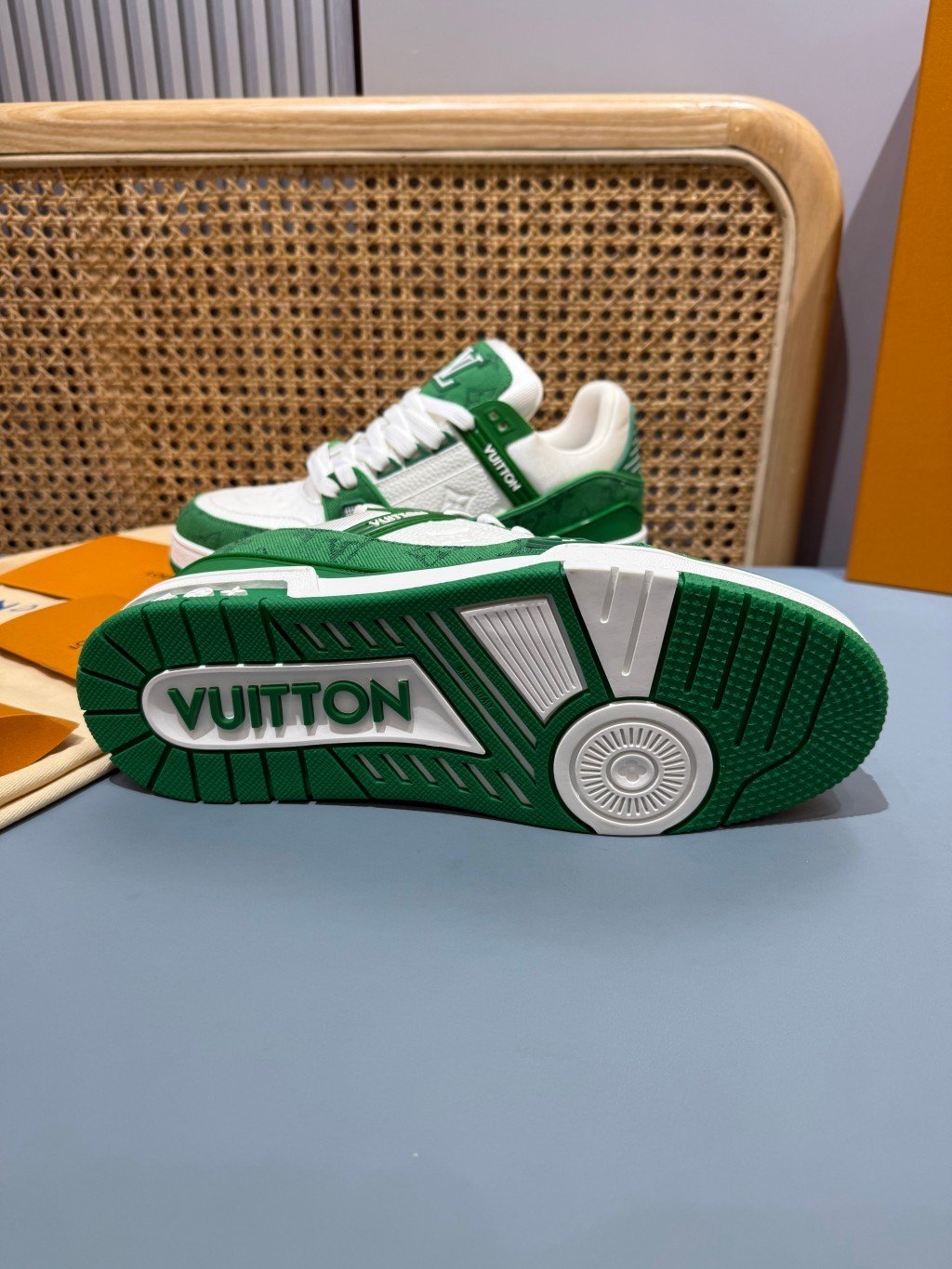 Sneakers Trainer Denim 'Blanc Vert Monogram' — vue 19