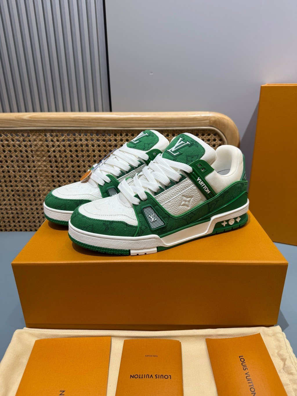 Sneakers Trainer Denim 'Blanc Vert Monogram' — vue 29