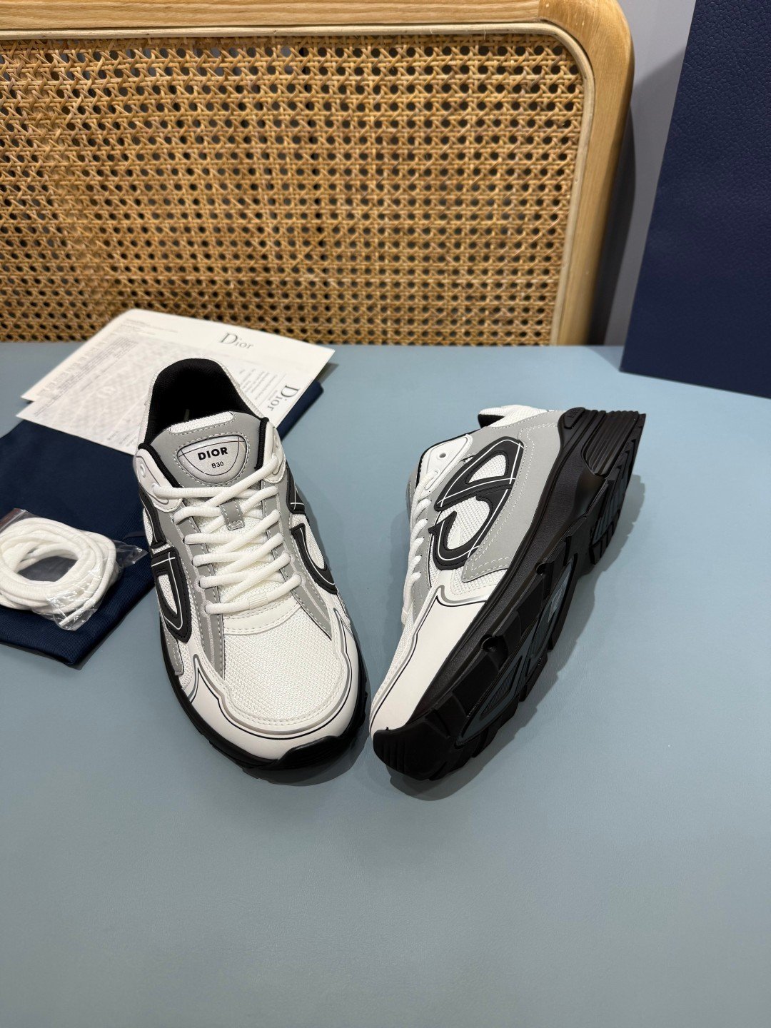 Sneakers B30 'Blanc et Noir' — vue 25