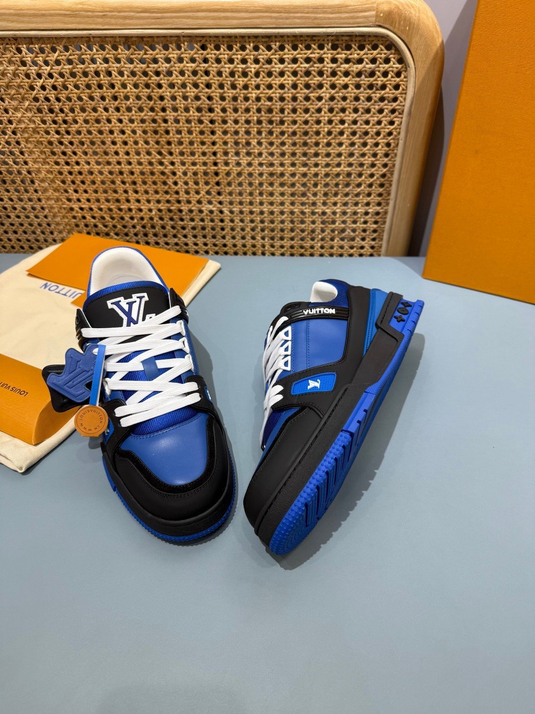 Sneakers Trainer 'Noir Bleu Roi' — vue 3