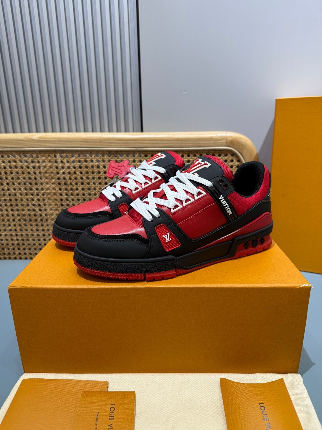 Sneakers Trainer 'Rouge Noir' — vue 3