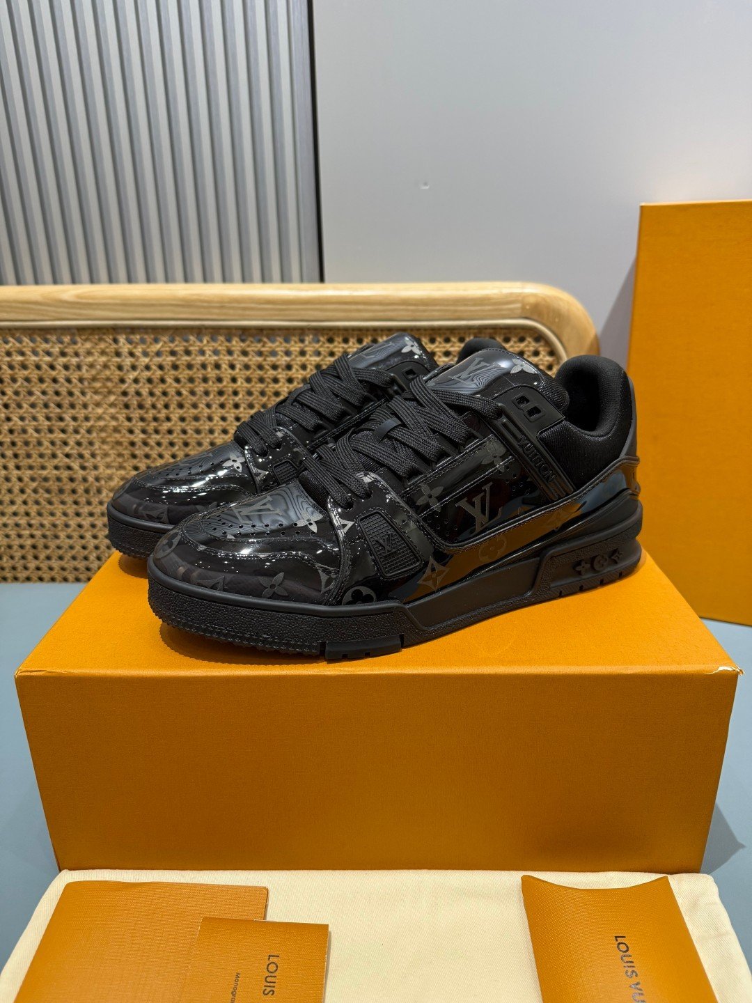 Sneakers Trainer 'Noir Brillant' — vue 3